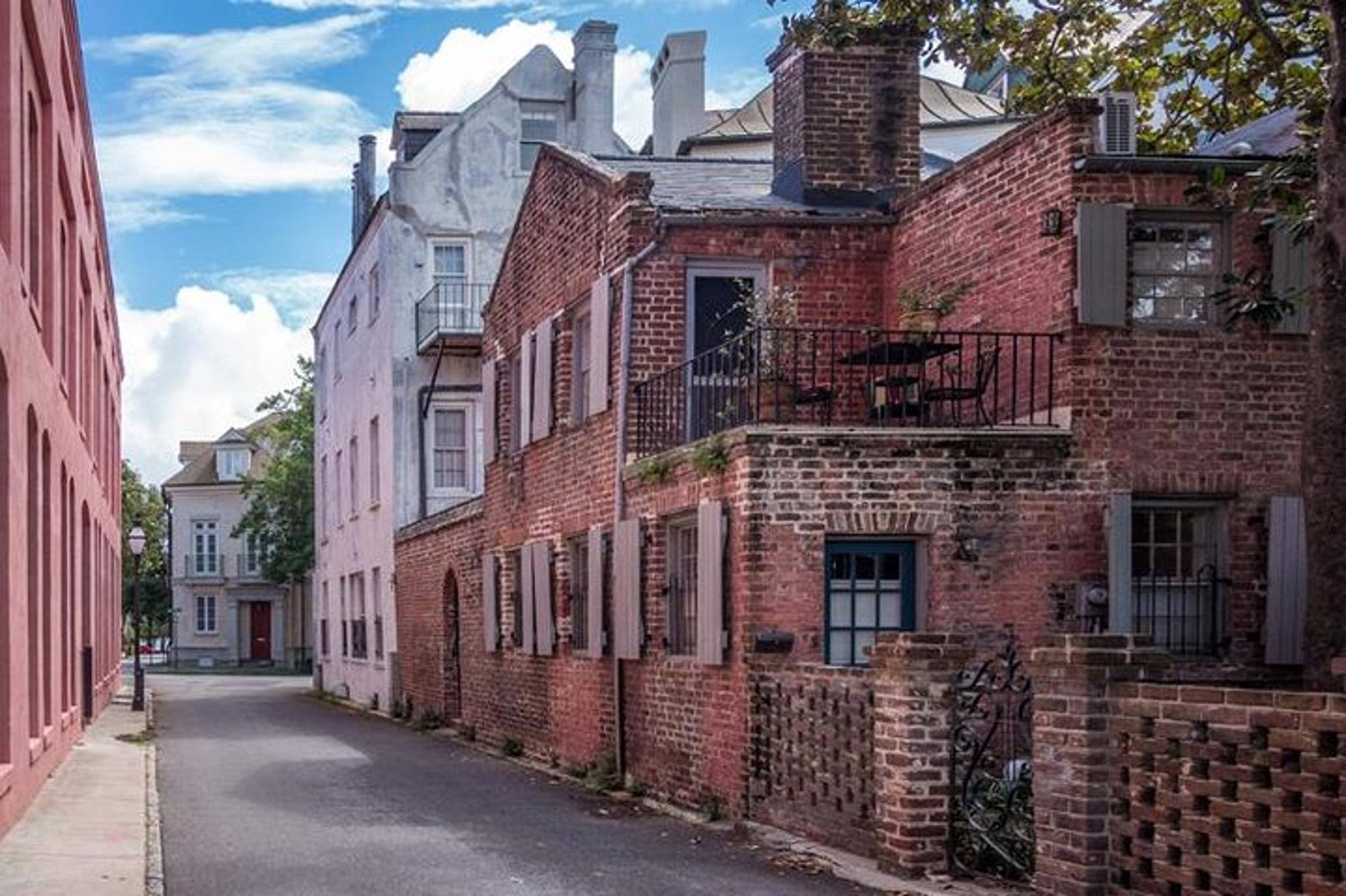 Charleston Walking Tour of Hidden Alleyways - Image 3