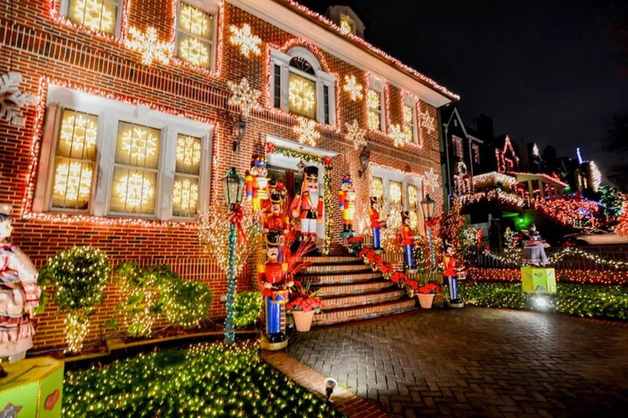 Brooklyn Dyker Heights Christmas Lights Tour - Image 6