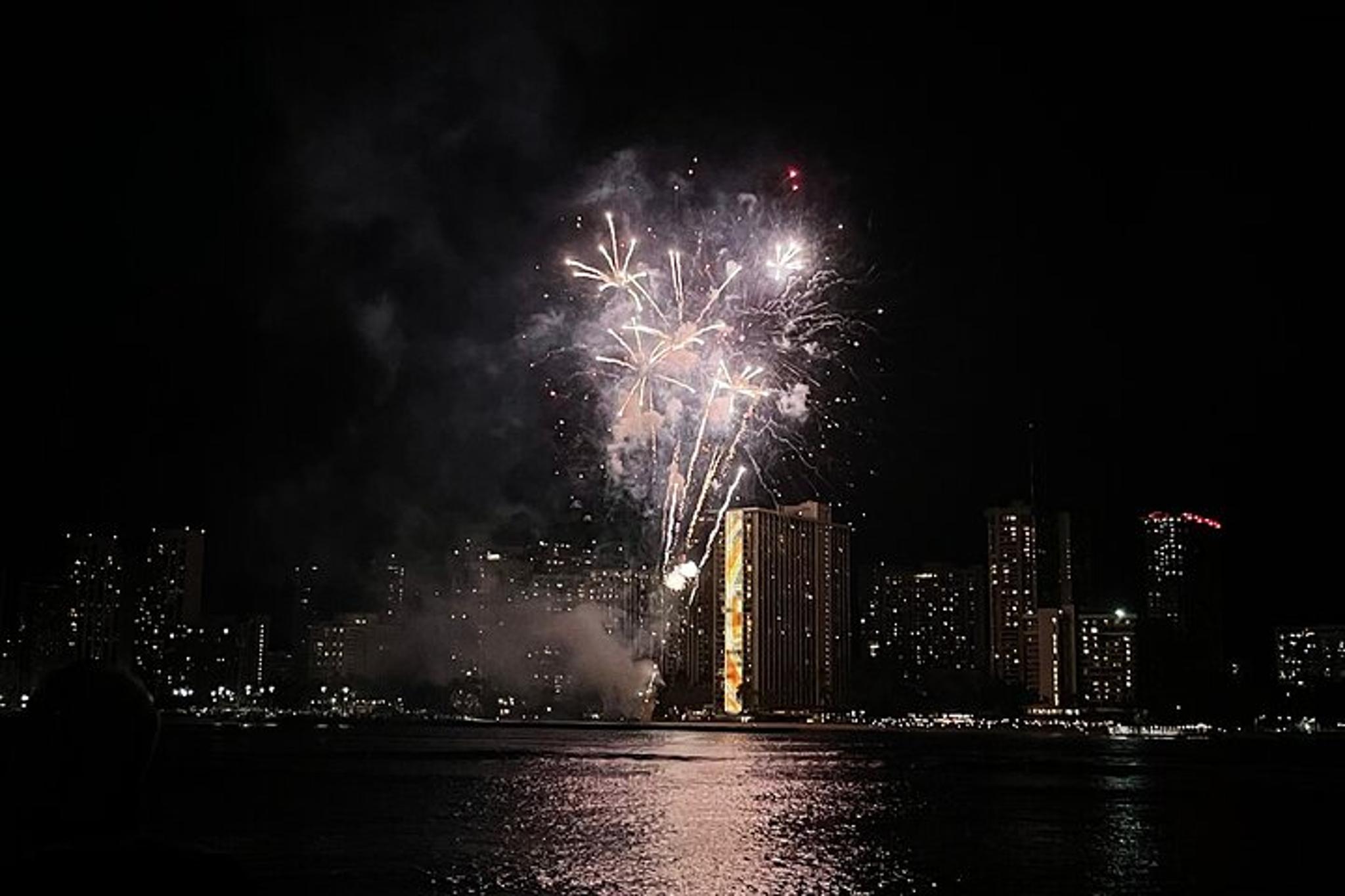 Waikiki Catamaran Cruise with Fireworks 2 hr - Image 5