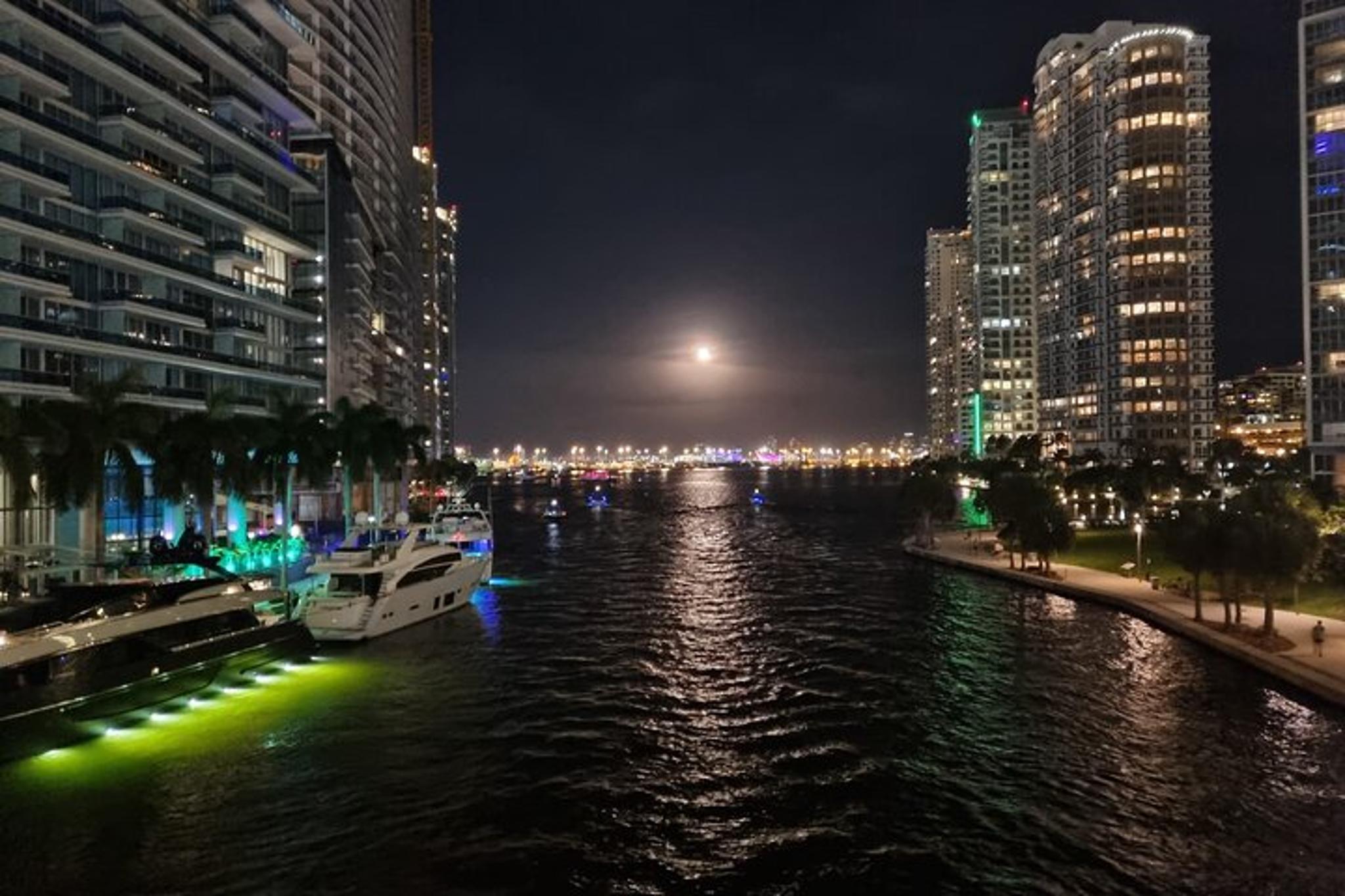 Miami Night Skyline Private Boat Tour 2 hr - Image 1