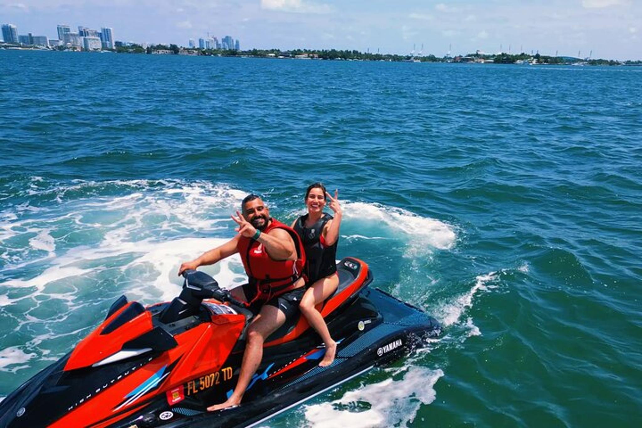 Miami Boat Tour with Jetskis and Tubing - Image 3