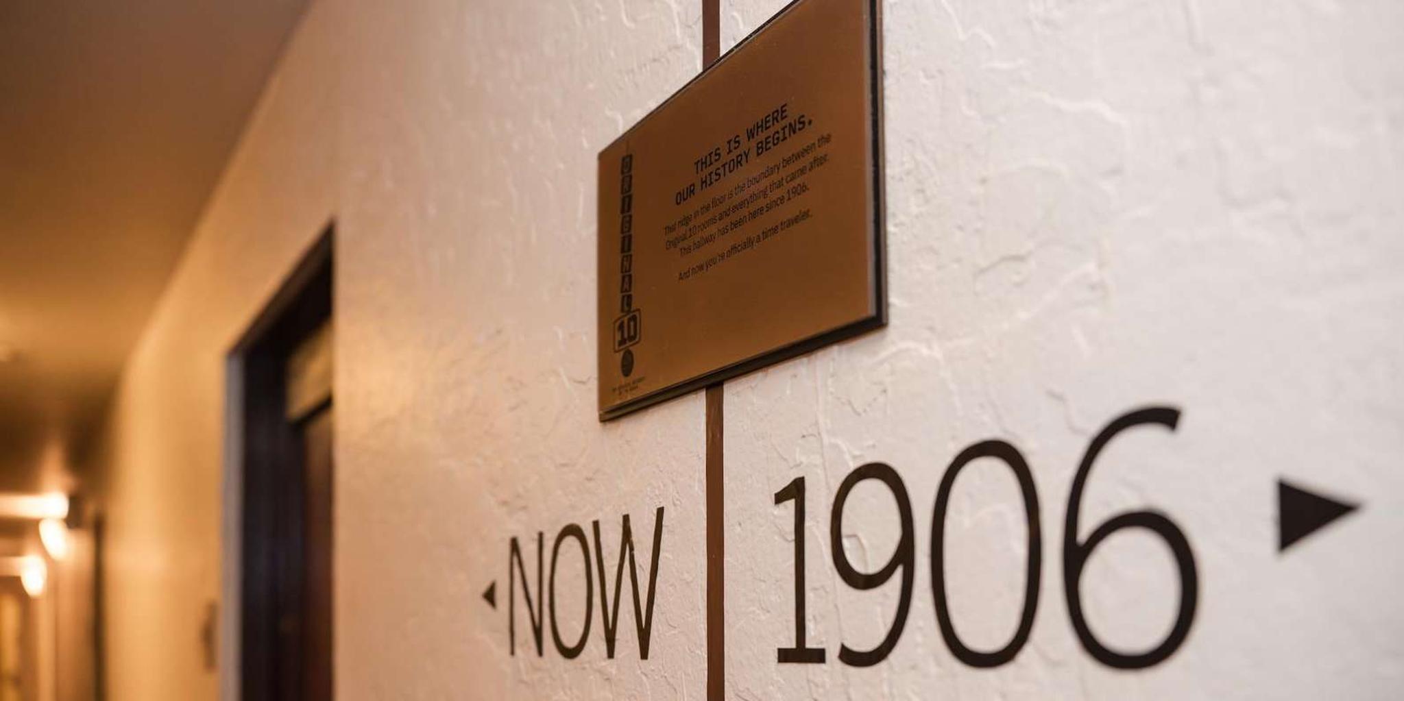 Las Vegas Night Tour with Cocktails and Burlesque - Image 3