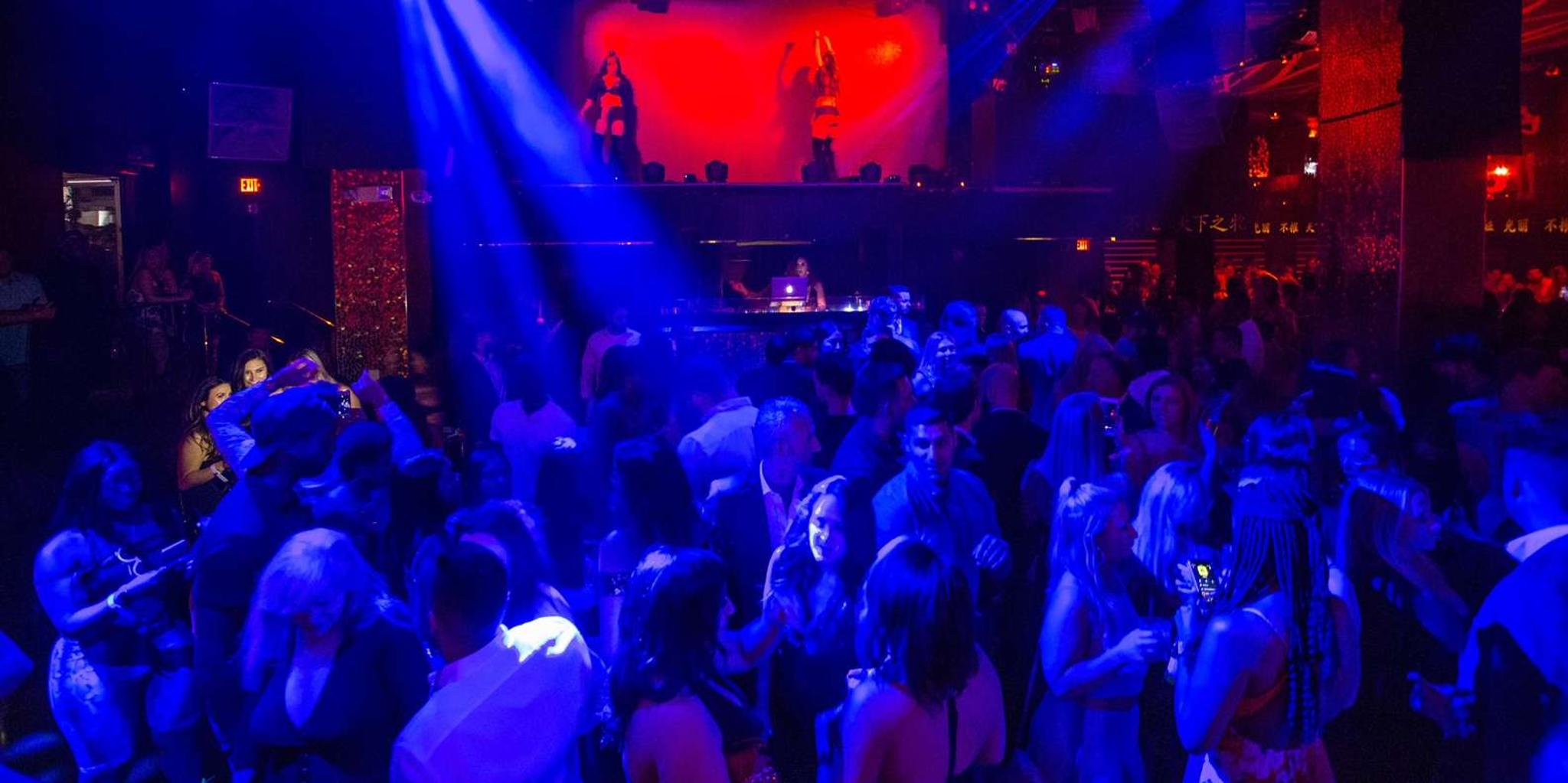 Las Vegas Nightlife Tour with Party Bus and VIP Access - Image 5