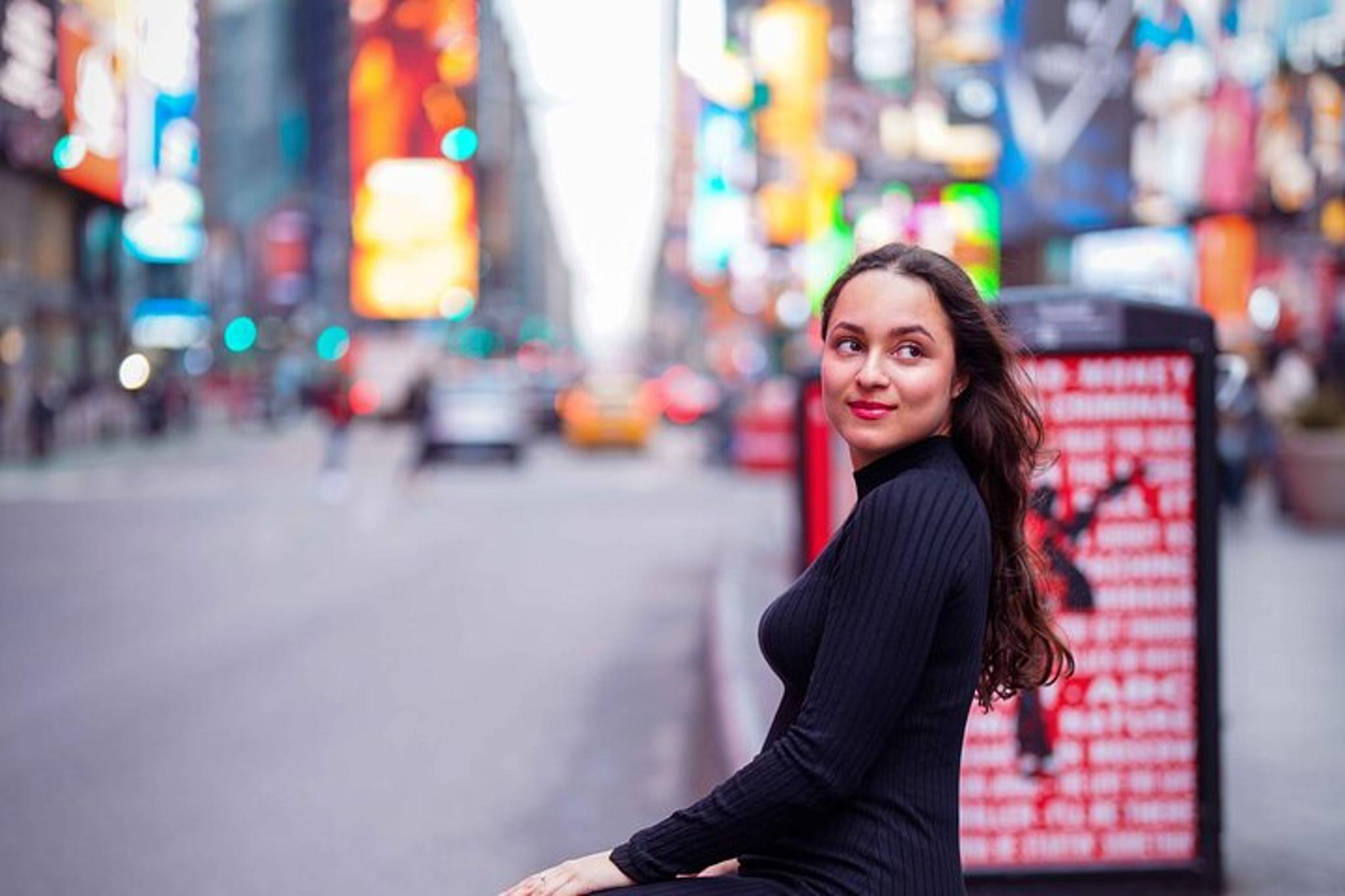 New York City Photoshoot on the Red Stairs 30 min - Image 3