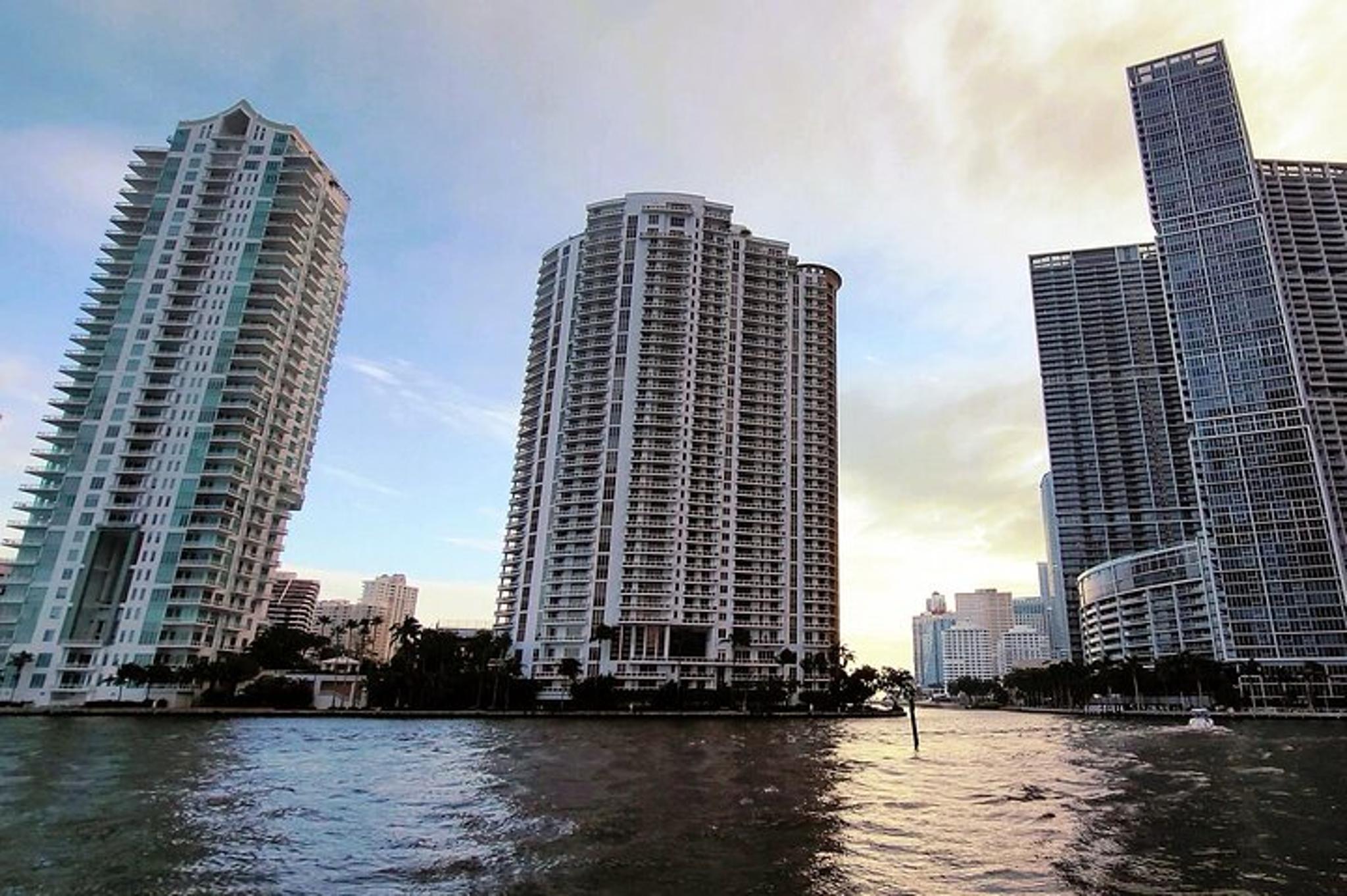 Miami City Cruise of Millionaire's Homes - Image 2