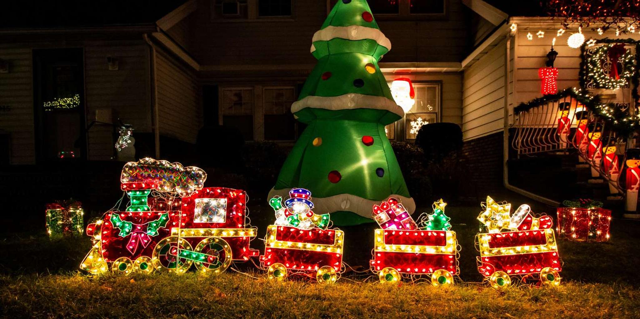 New York City Dyker Heights Christmas Lights Tour - Image 4