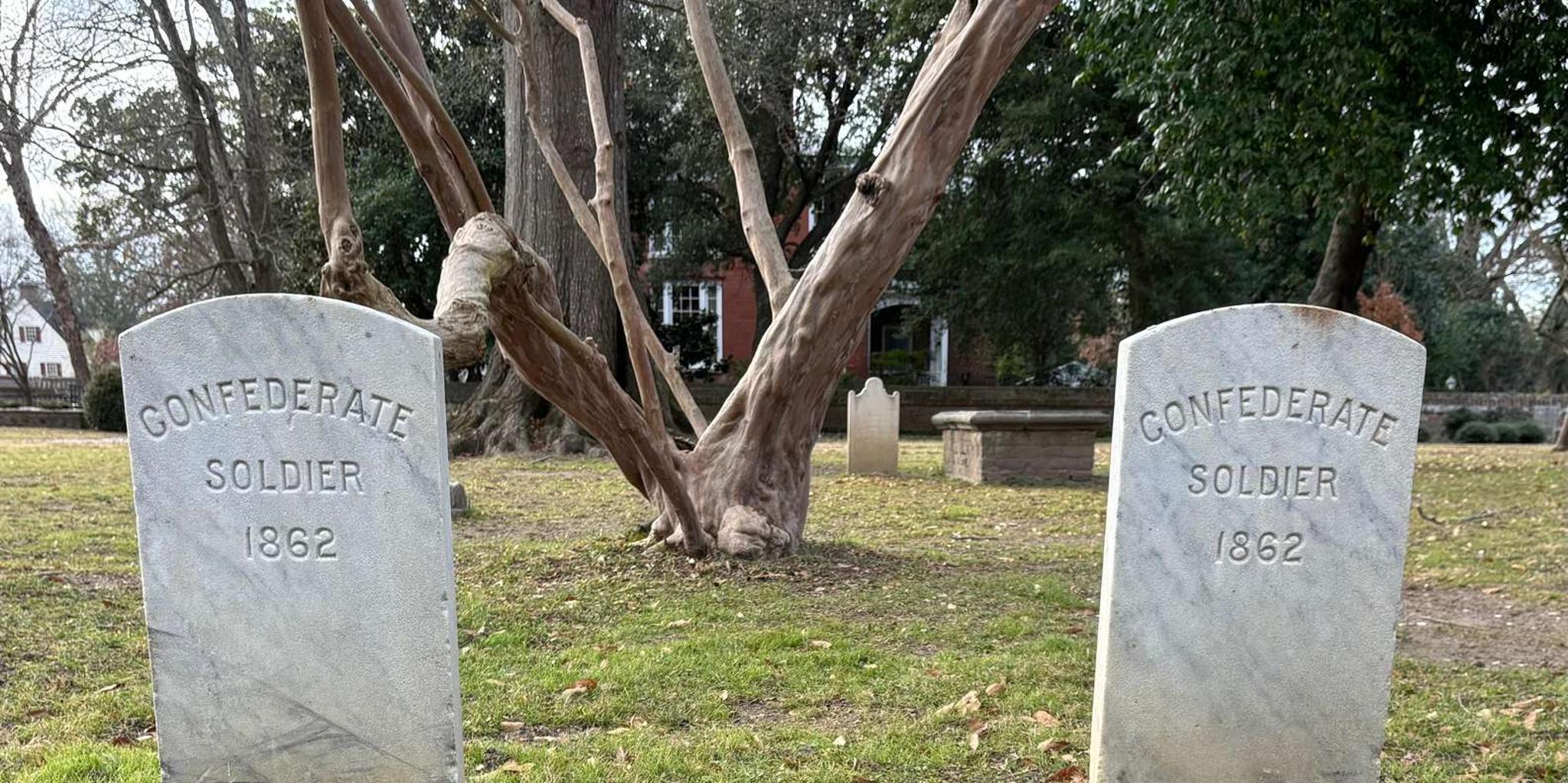 Williamsburg Walking Tour of Death and History 1.5 hr - Image 3