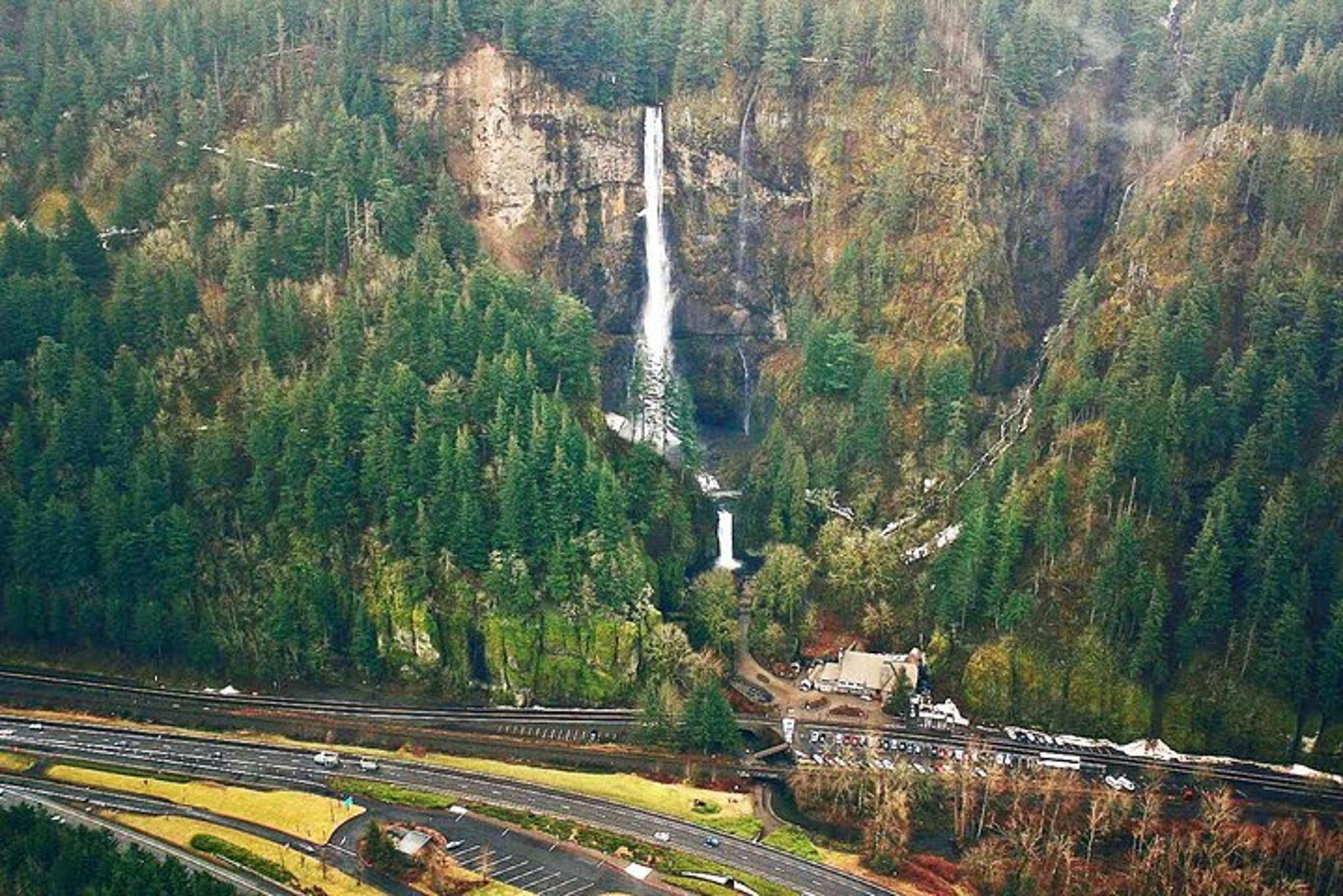 Portland Airplane Tour of Multnomah Falls - Image 3