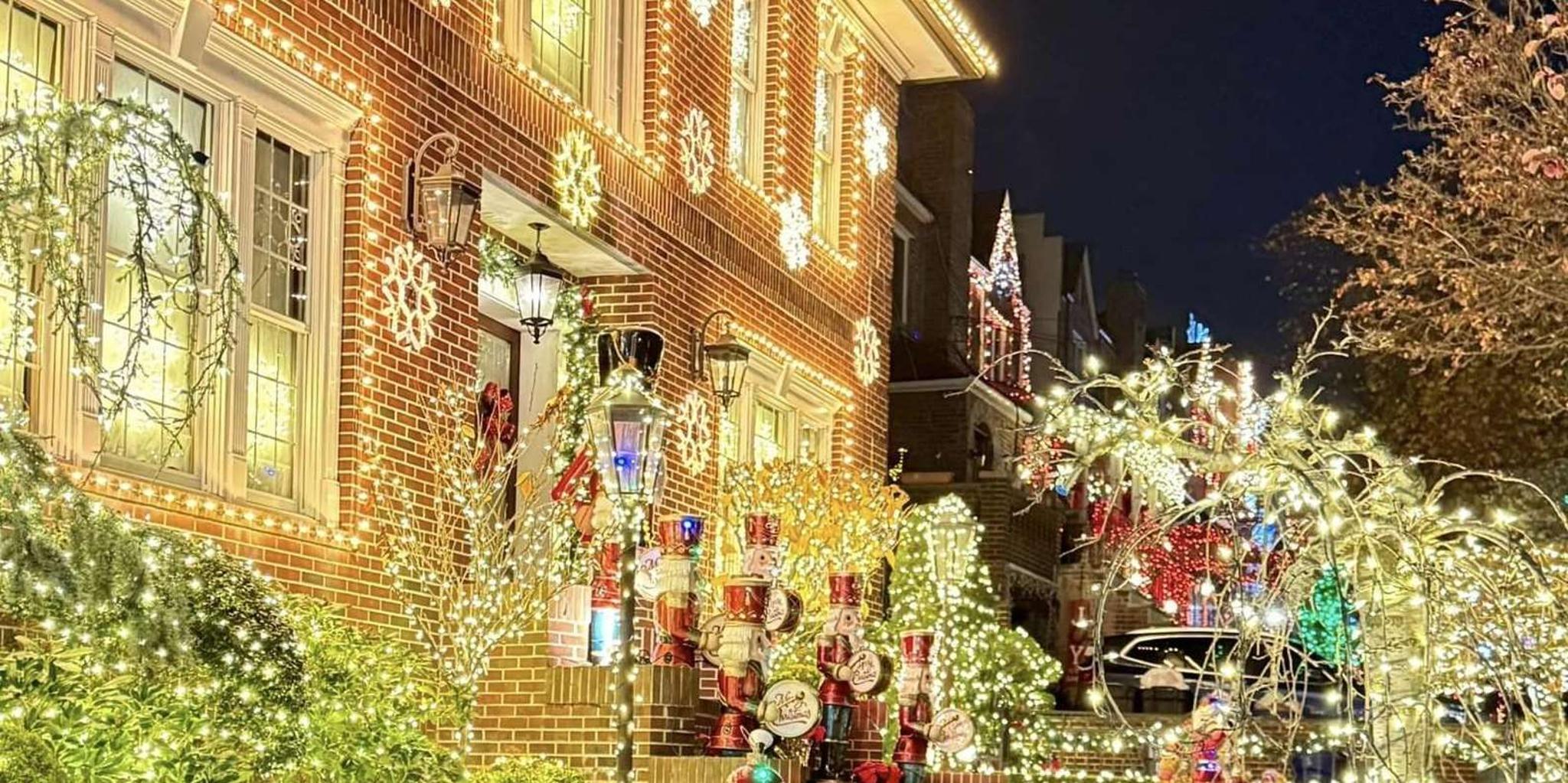 Brooklyn Dyker Heights Christmas Lights Tour - Image 3