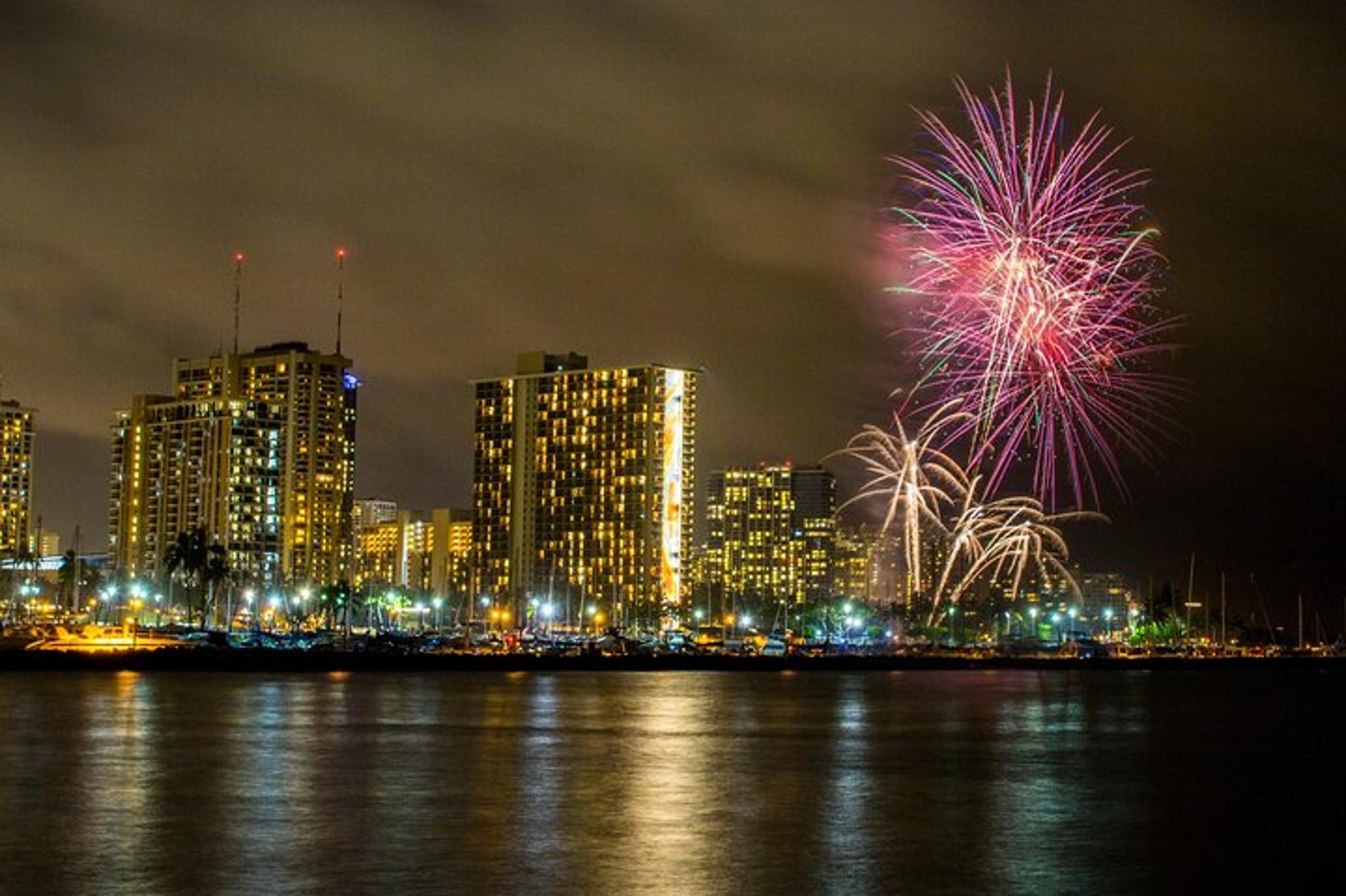 Waikiki Catamaran Cruise with Fireworks 2 hr