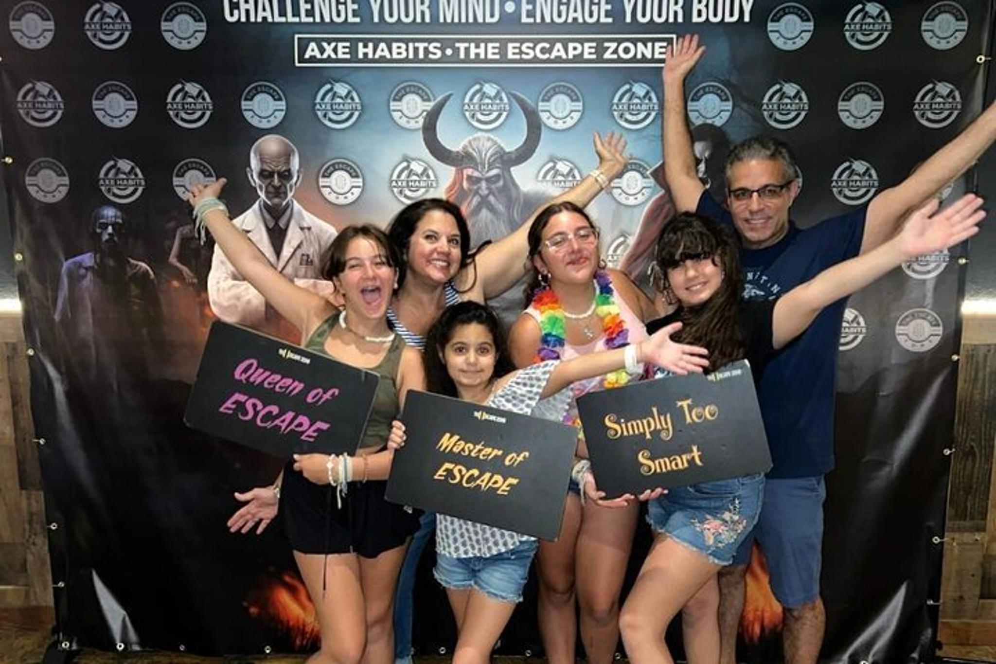 Miami Axe Throwing Experience 90 Min - Image 2