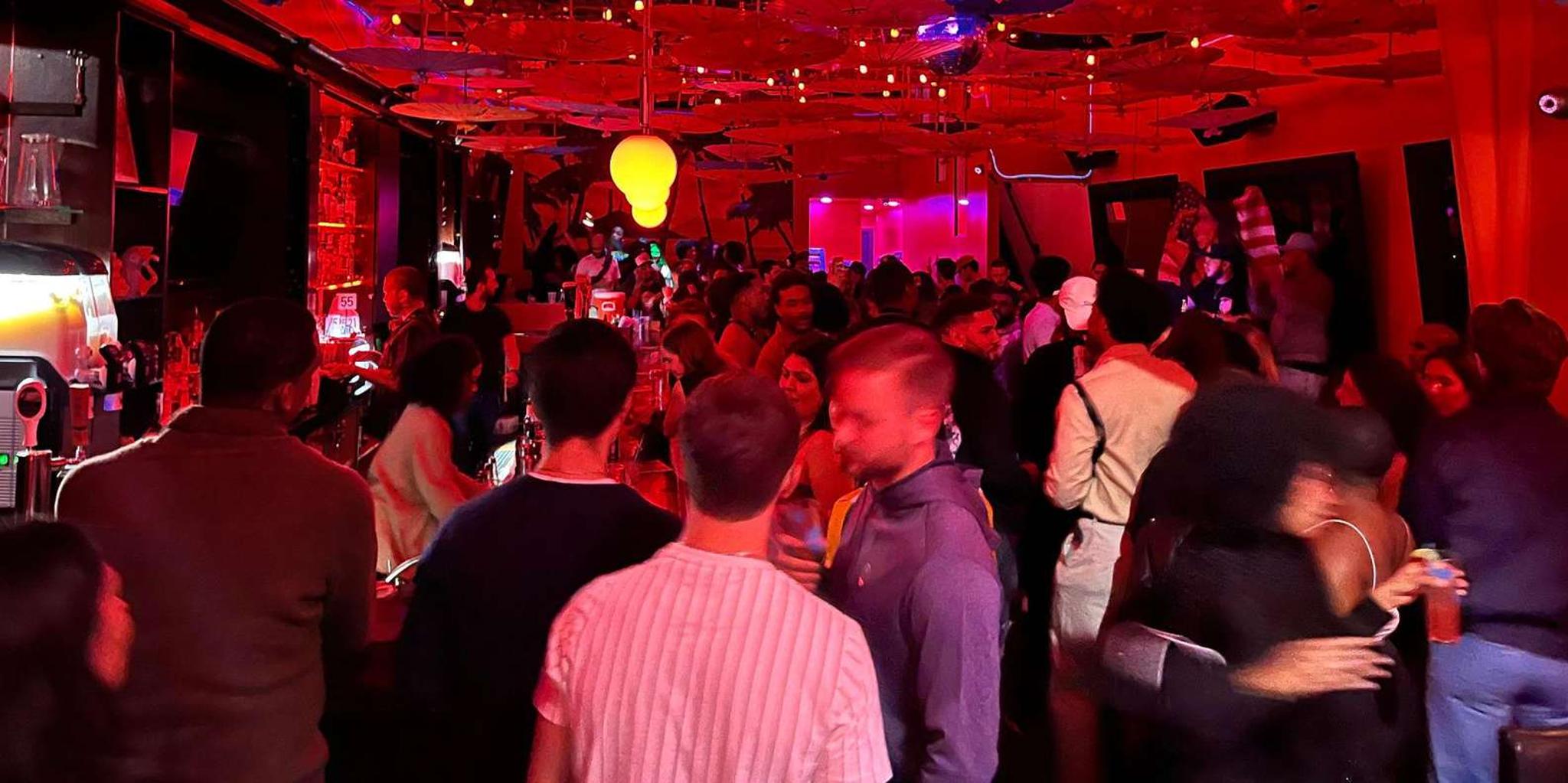 New York City Pub Crawl and Rooftop Clubbing - Image 5