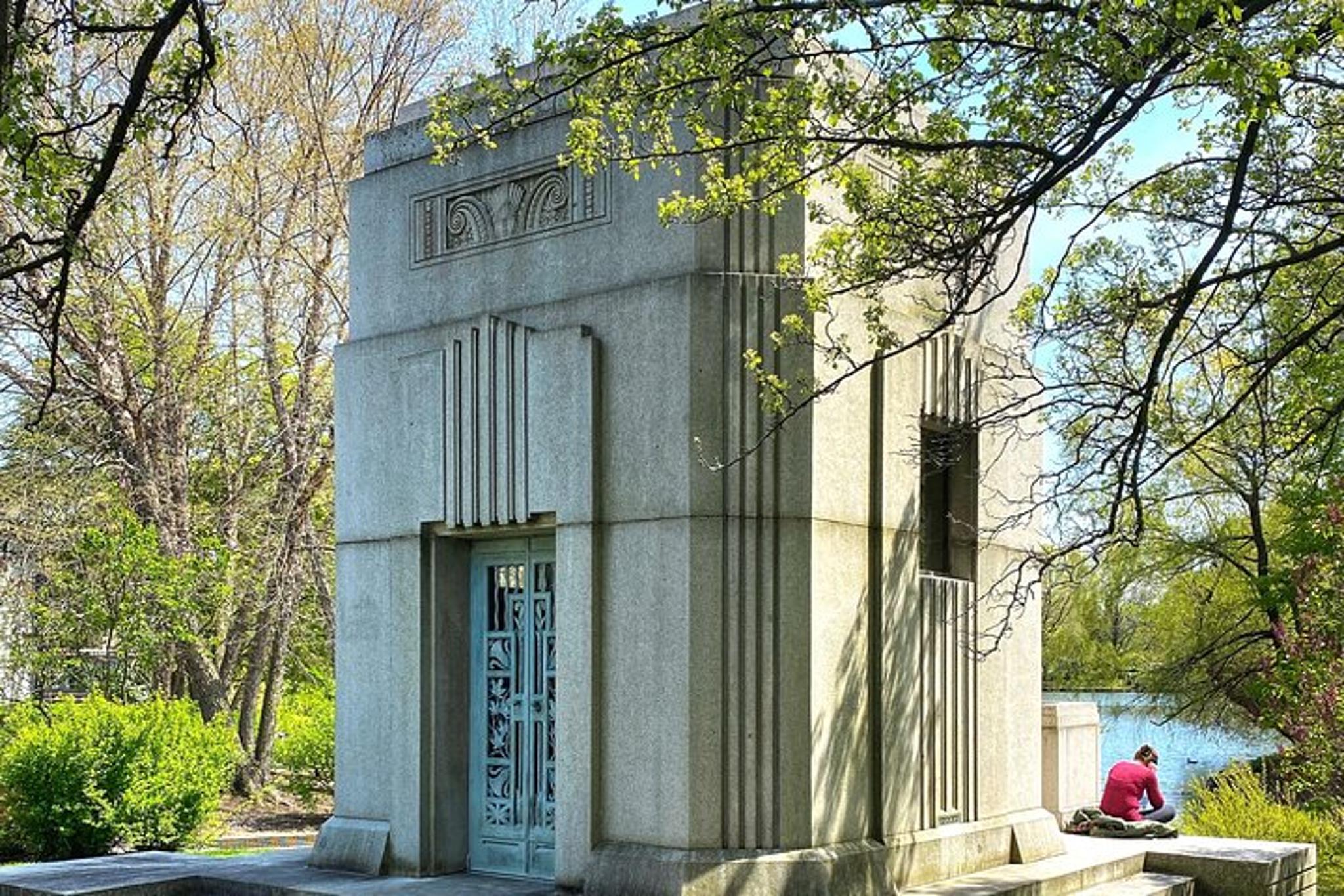 Chicago Graceland Cemetery Walking Tour - Image 5
