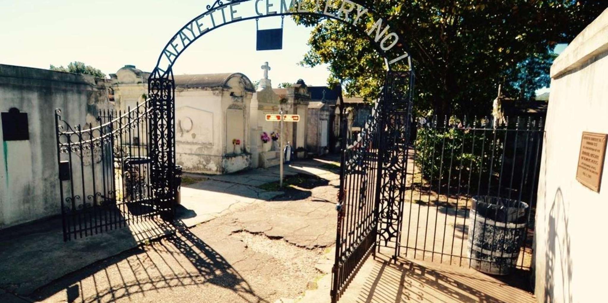 New Orleans Garden District and Lafayette Cemetery Tour