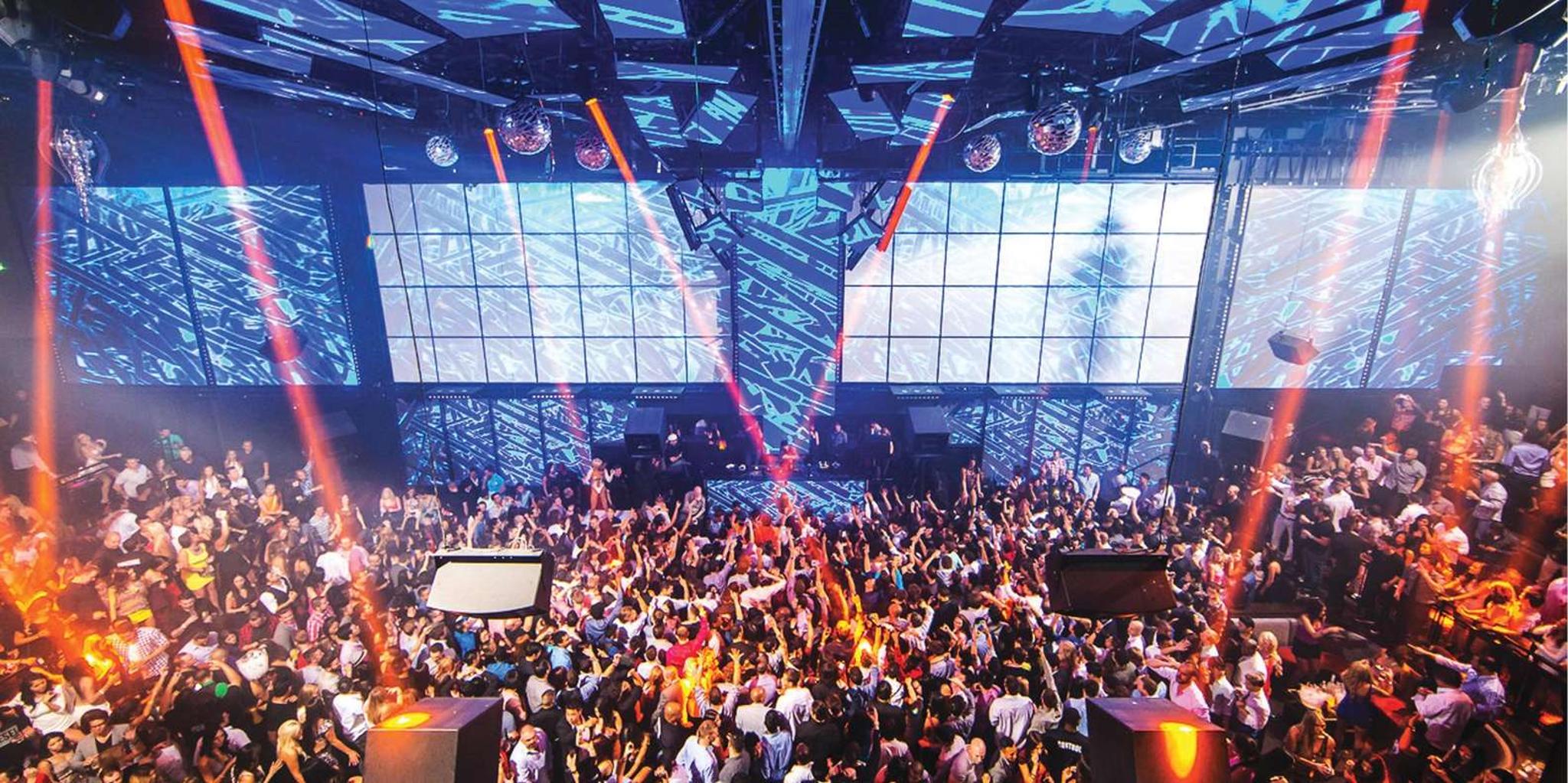 Las Vegas Nightclub and Bar Crawl with Party Bus - Image 2