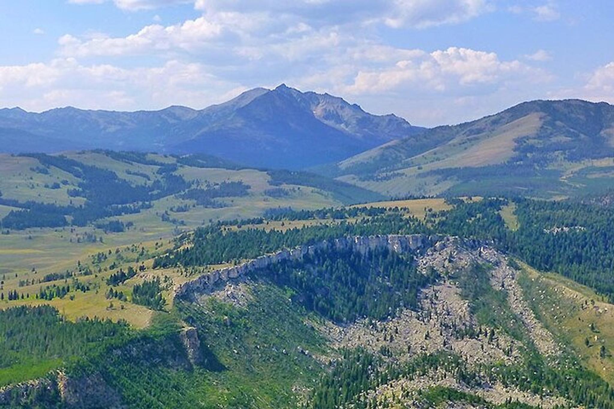 Yellowstone Bunsen Peak Hike - Image 2