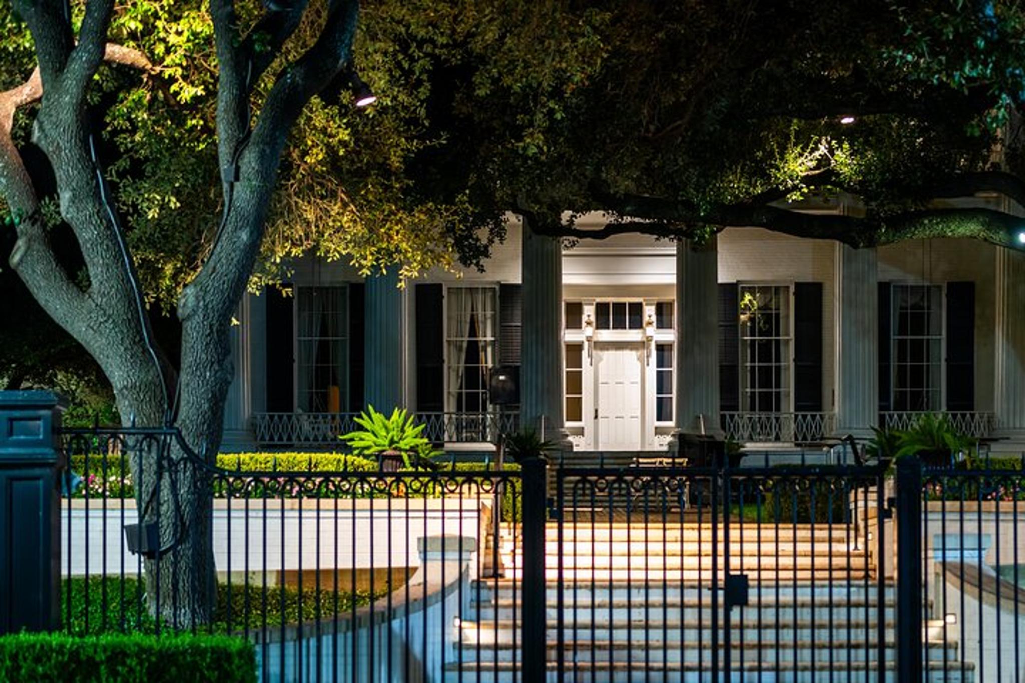 Austin Walking Ghost Tour 2 hr - Image 1