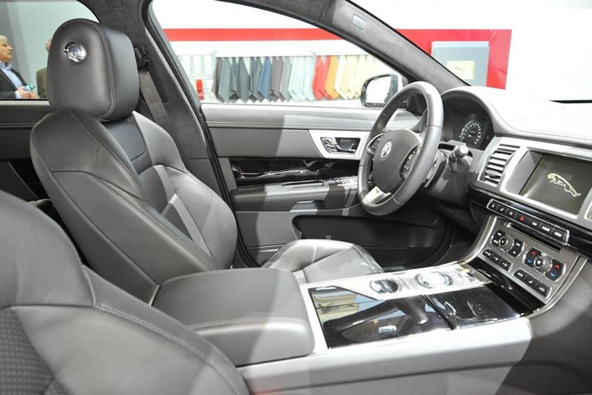 New York City Chauffeur Car Service to LaGuardia Airport - Image 3