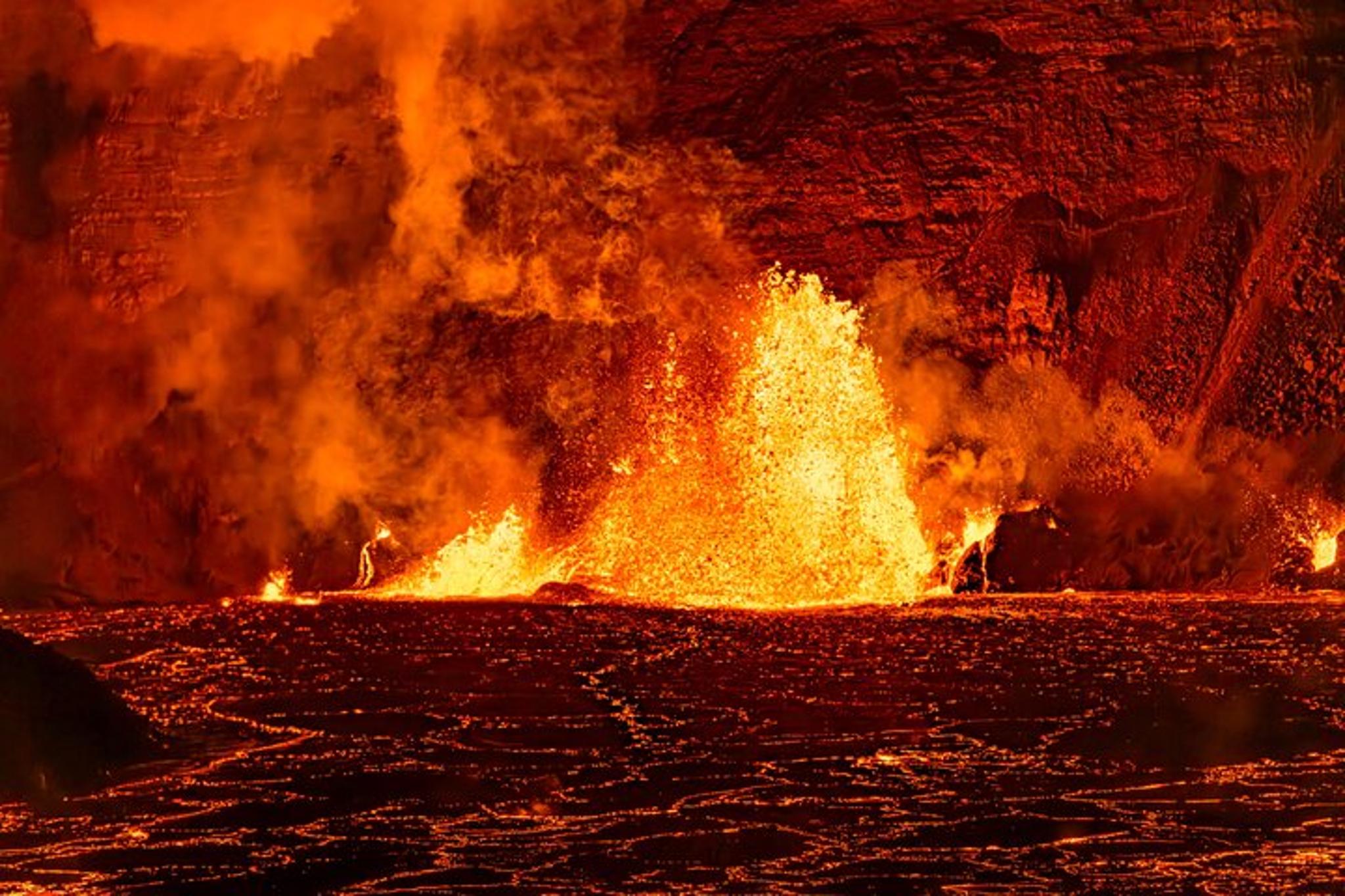 Hawaii Volcanoes National Park and Black Sand Beaches Tour