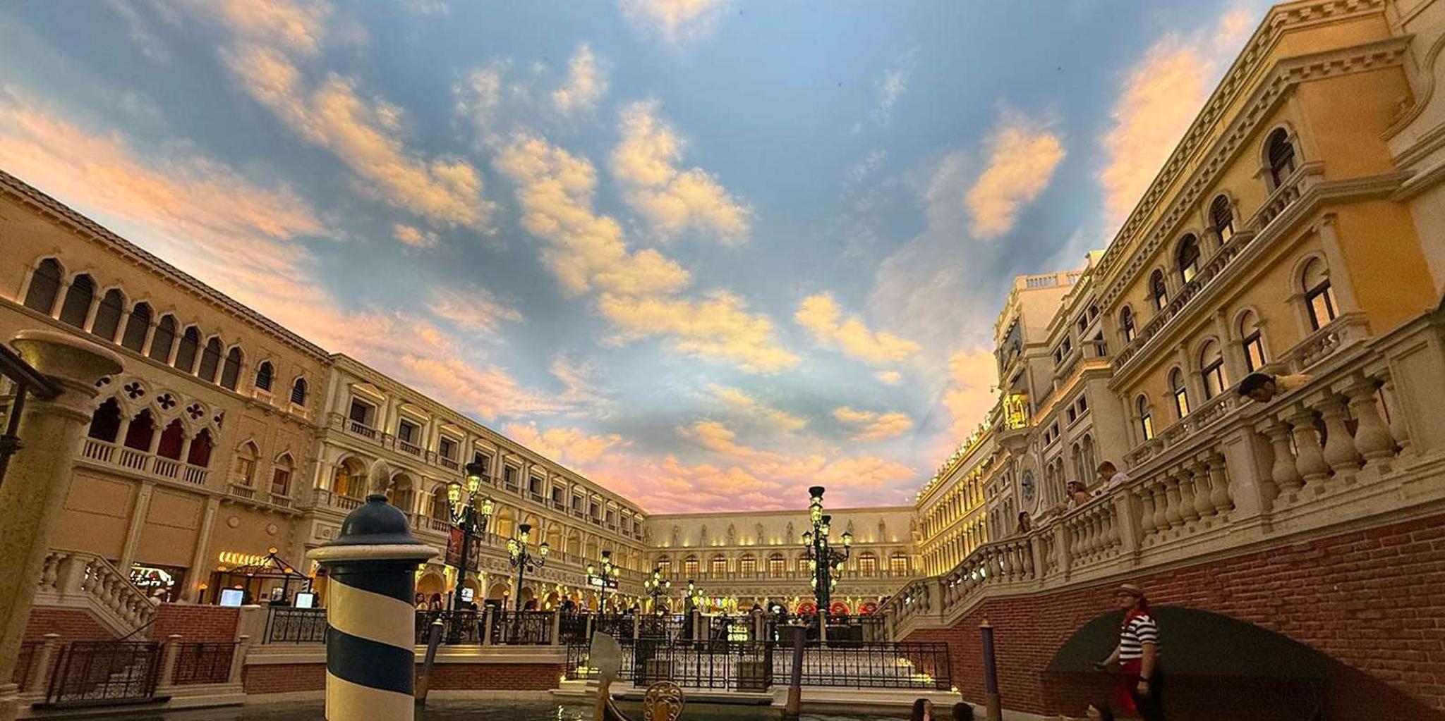 Las Vegas Strip Walking Tour with Free Drink - Image 3