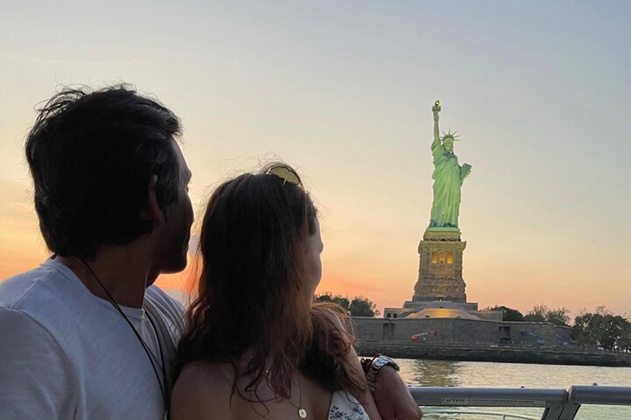 New York City Private Boat Tour 1 Hour - Image 6