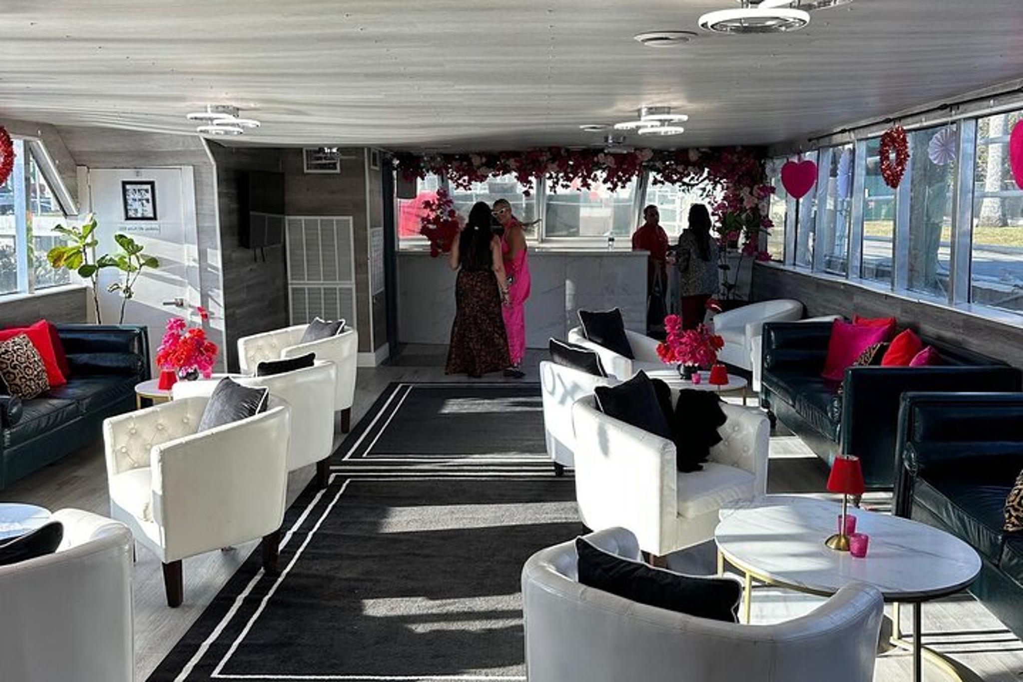 Miami NYE Yacht Party with Dinner and Fireworks - Image 6