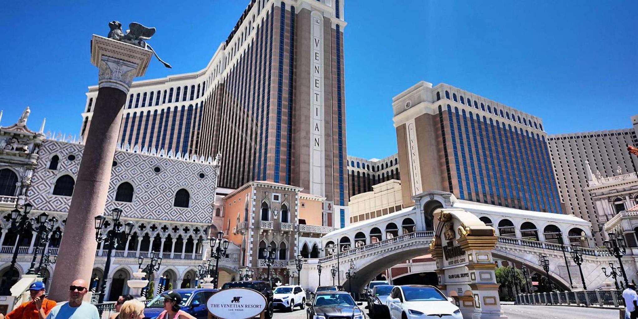 Las Vegas Strip Sightseeing Tour by Limo Bus - Image 3