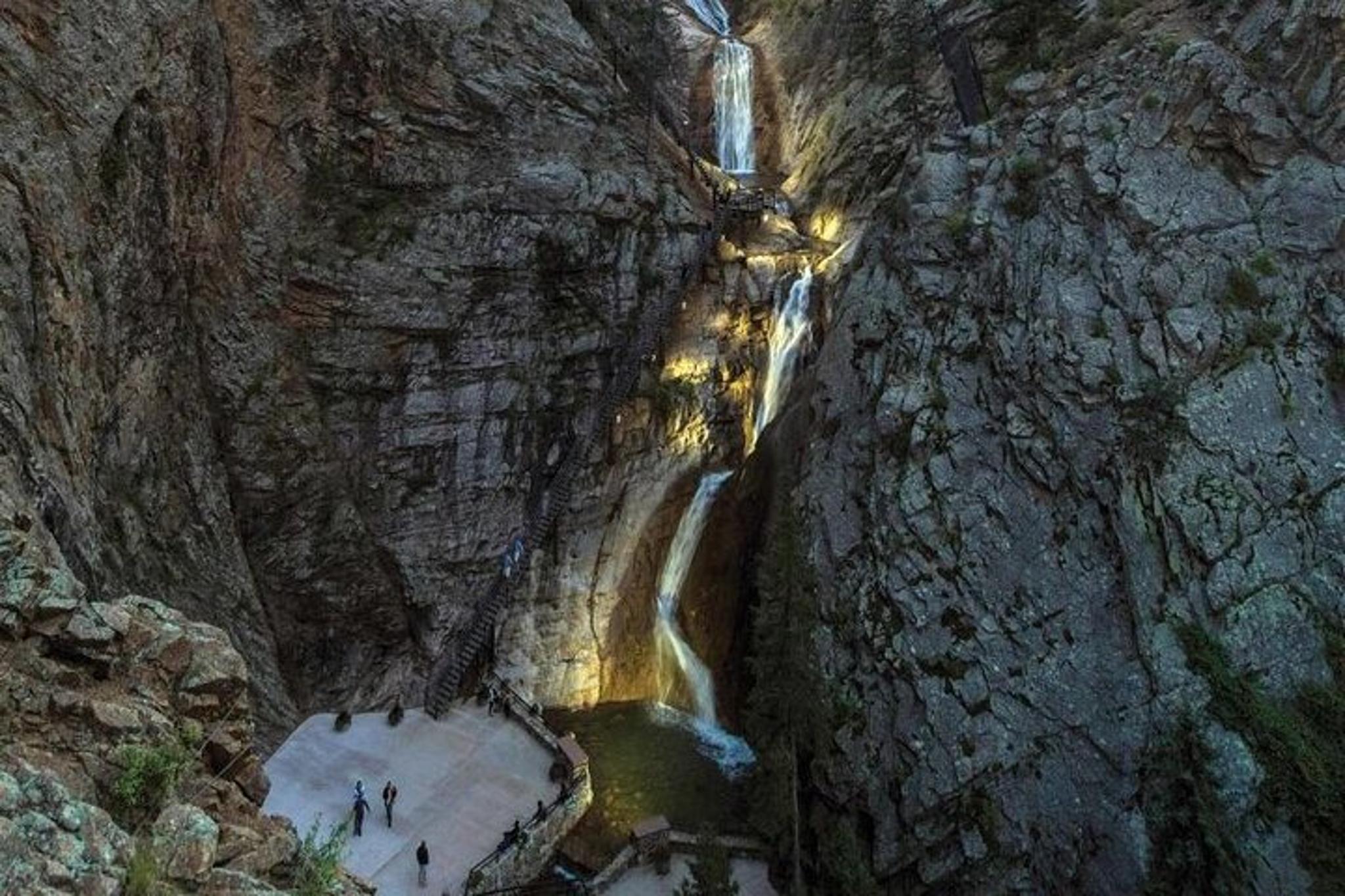 Colorado Springs Waterfalls and Red Rocks Tour - Image 3