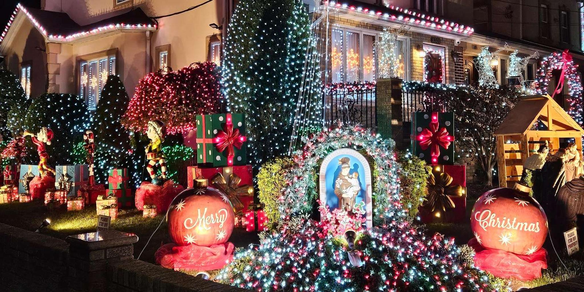 New York Dyker Heights Christmas Lights Tour - Image 6