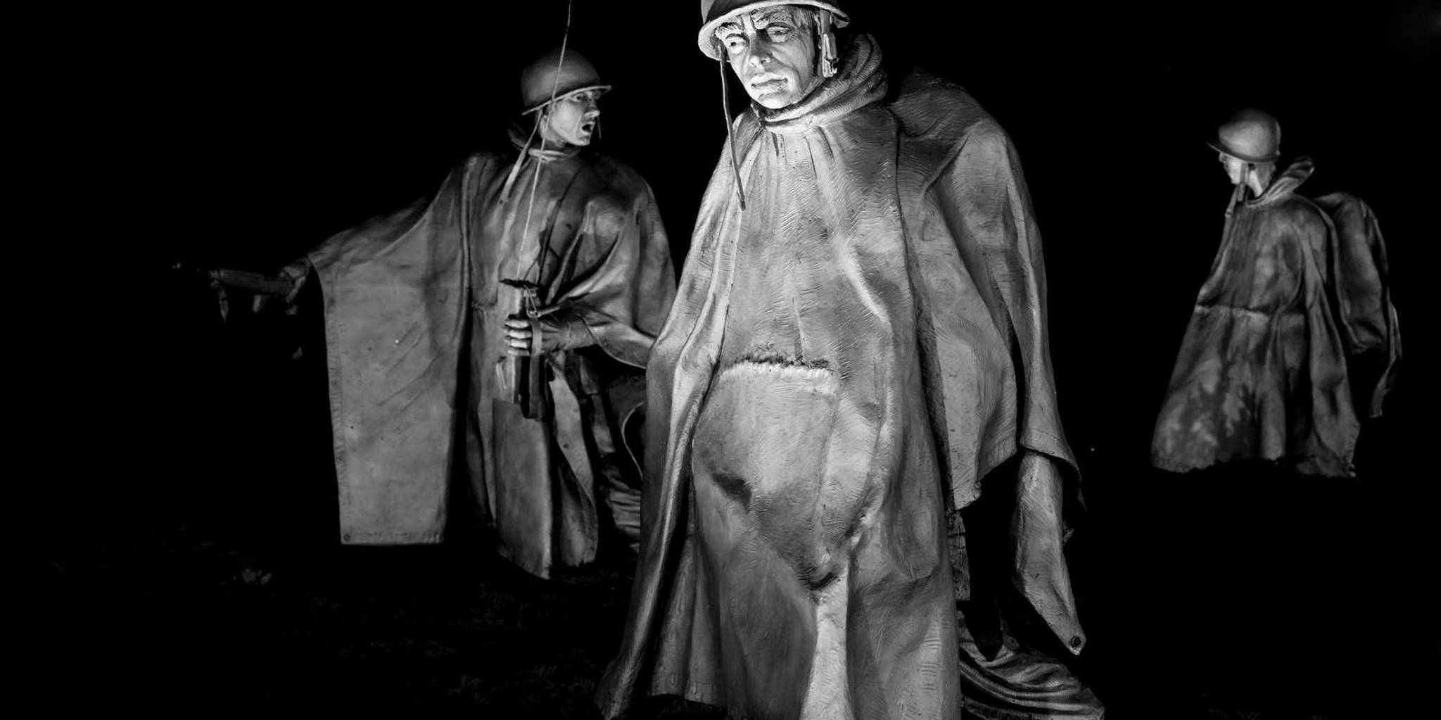 Washington, DC Monuments Walking Tour at Sunset - Image 4