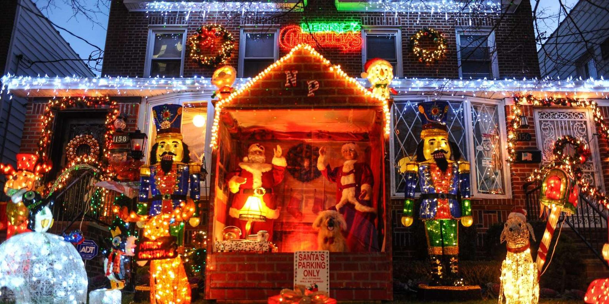 New York Dyker Heights Christmas Lights Tour - Image 6
