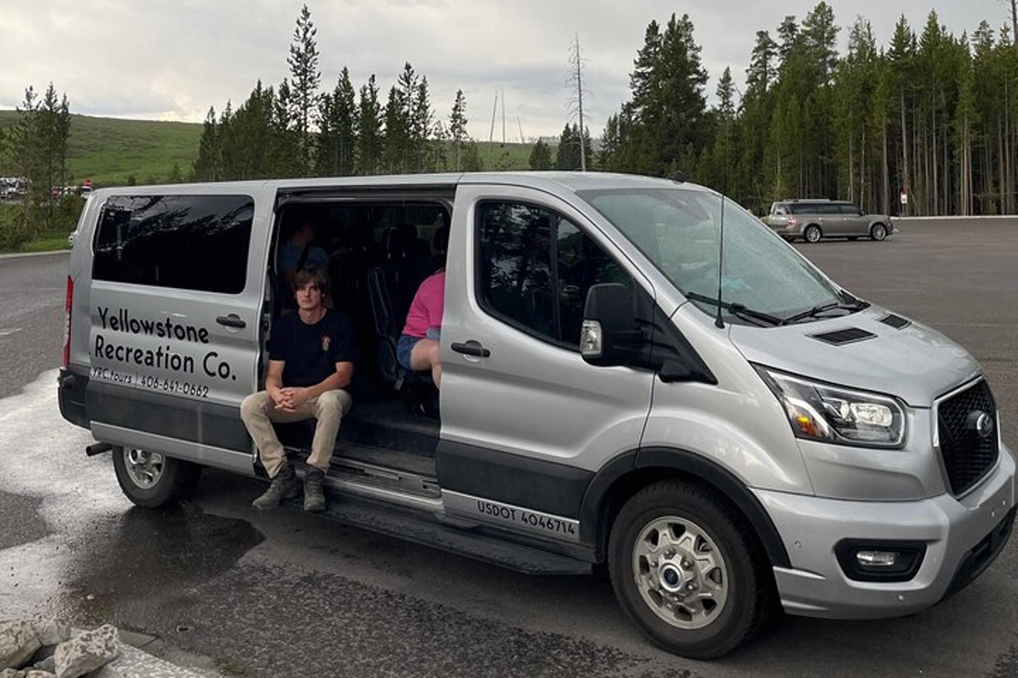 Yellowstone Wildlife and Hot Springs Tour - Image 4