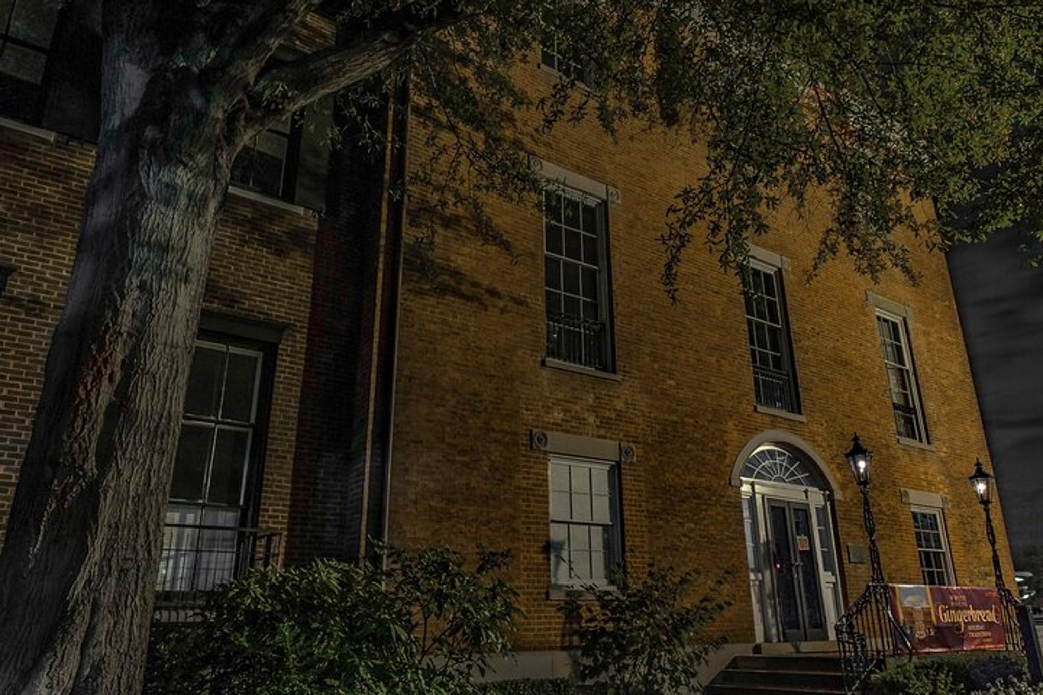 Washington DC Ghosts and Booze Pub Crawl - Image 4