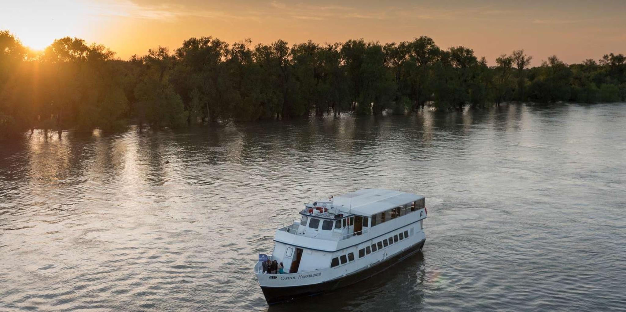 Sacramento Cocktail River Cruise - Image 4