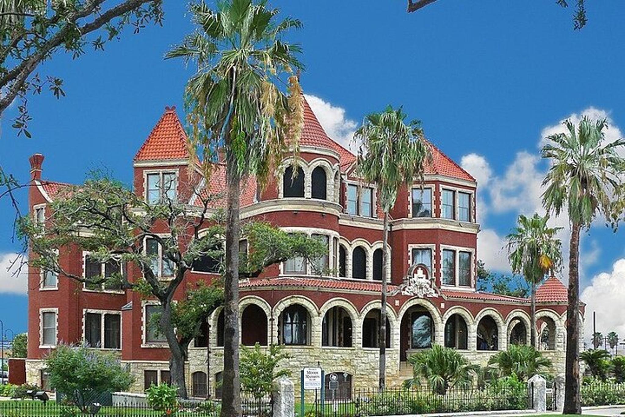 Galveston Mansions and Murder Walking Tour 90 min - Image 2