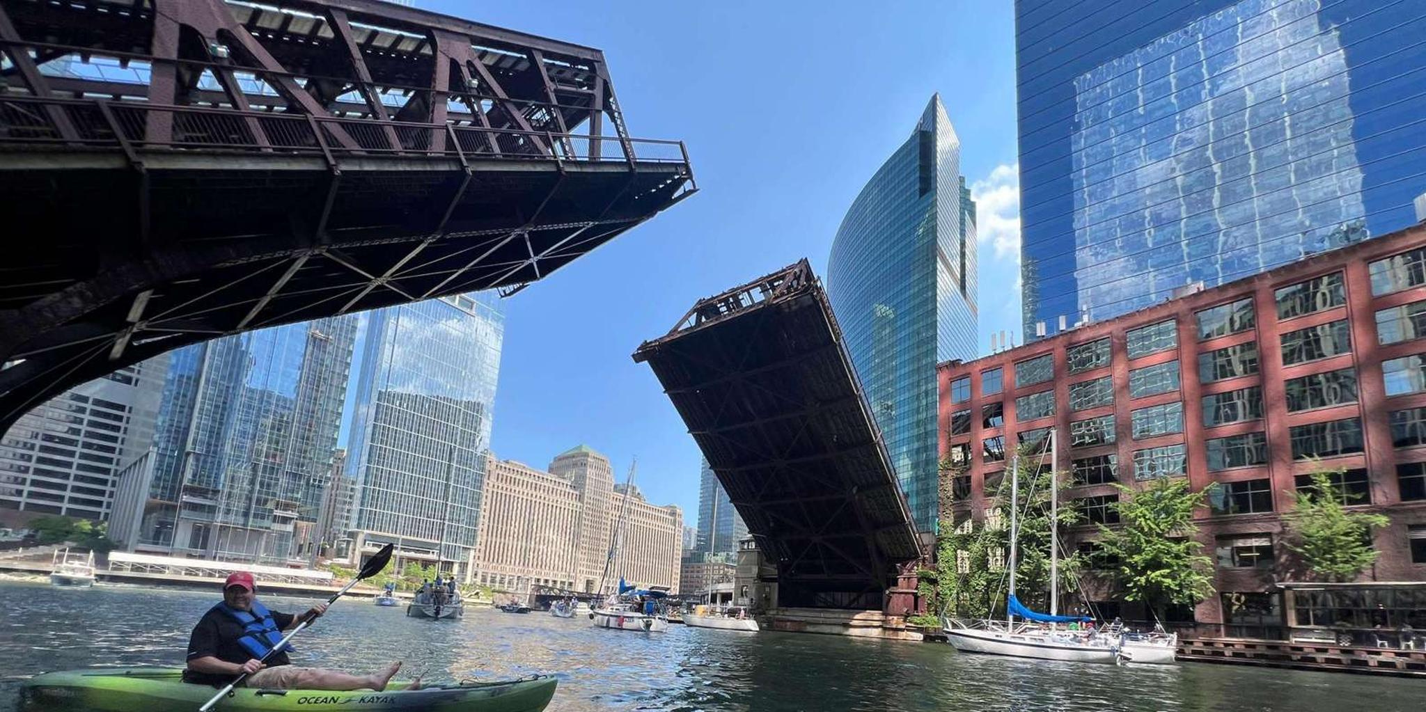 Chicago Kayak Tour on the Chicago River at Sunset 1.5 hr - Image 2