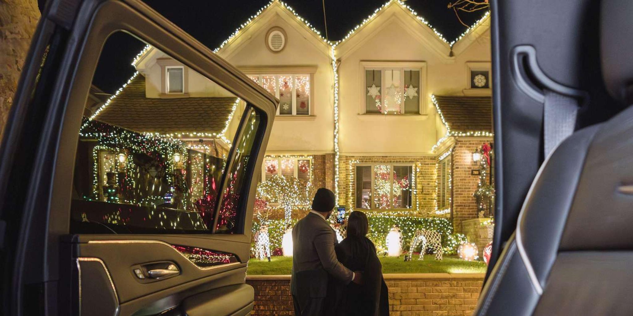 New York City Dyker Heights Christmas Lights Tour - Image 4