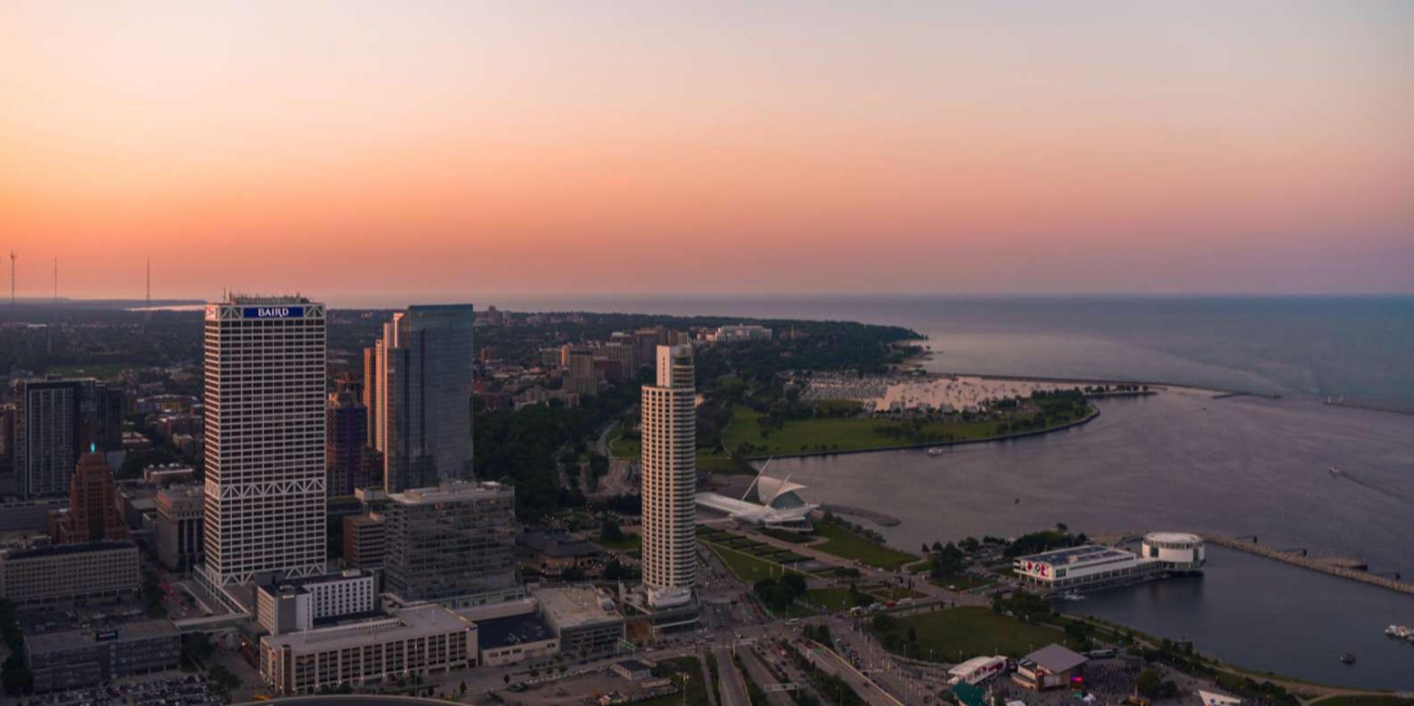 Milwaukee Helicopter Tour Over Downtown and Lakefront - Image 6