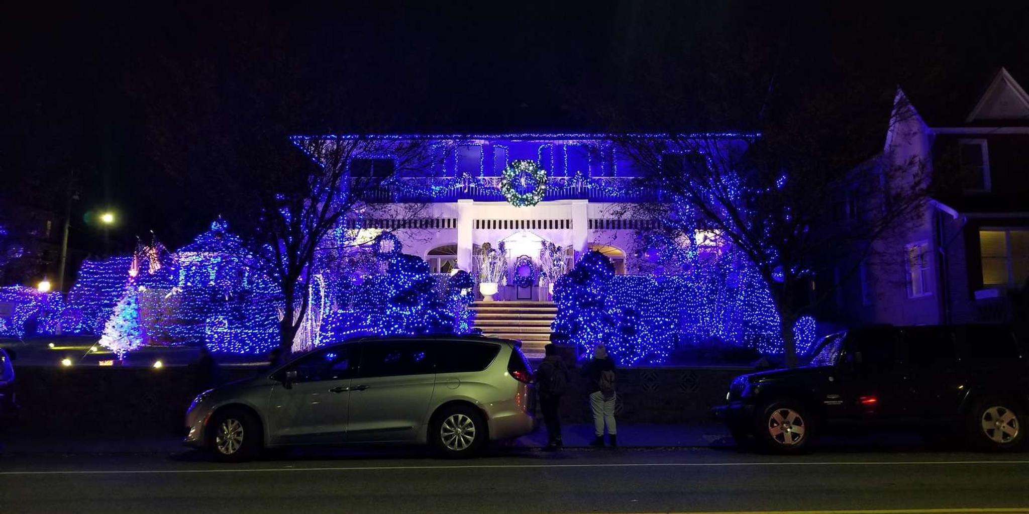 Brooklyn Dyker Heights Christmas Lights Tour - Image 6
