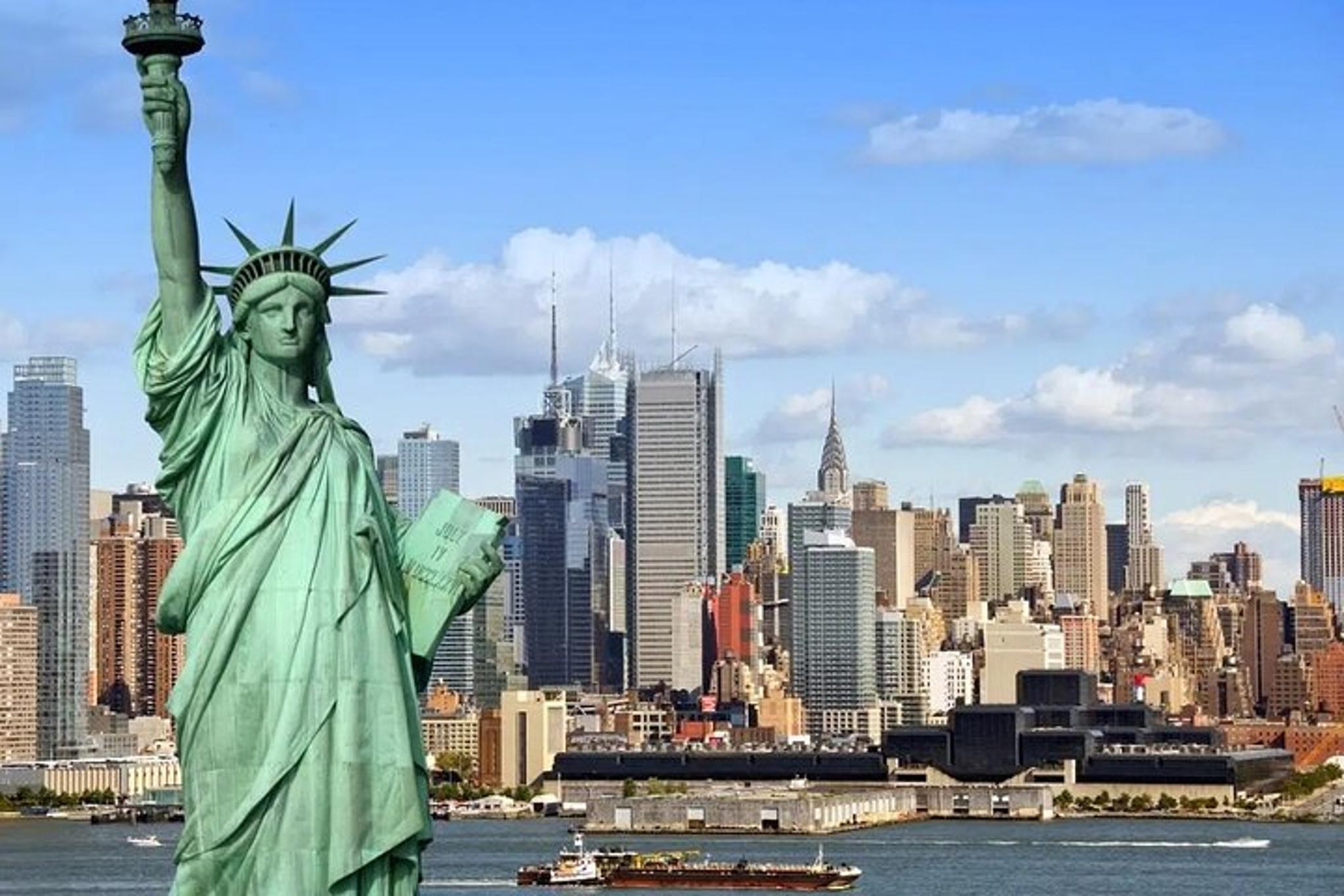 New York Statue of Liberty and Ellis Island Tour - Image 4