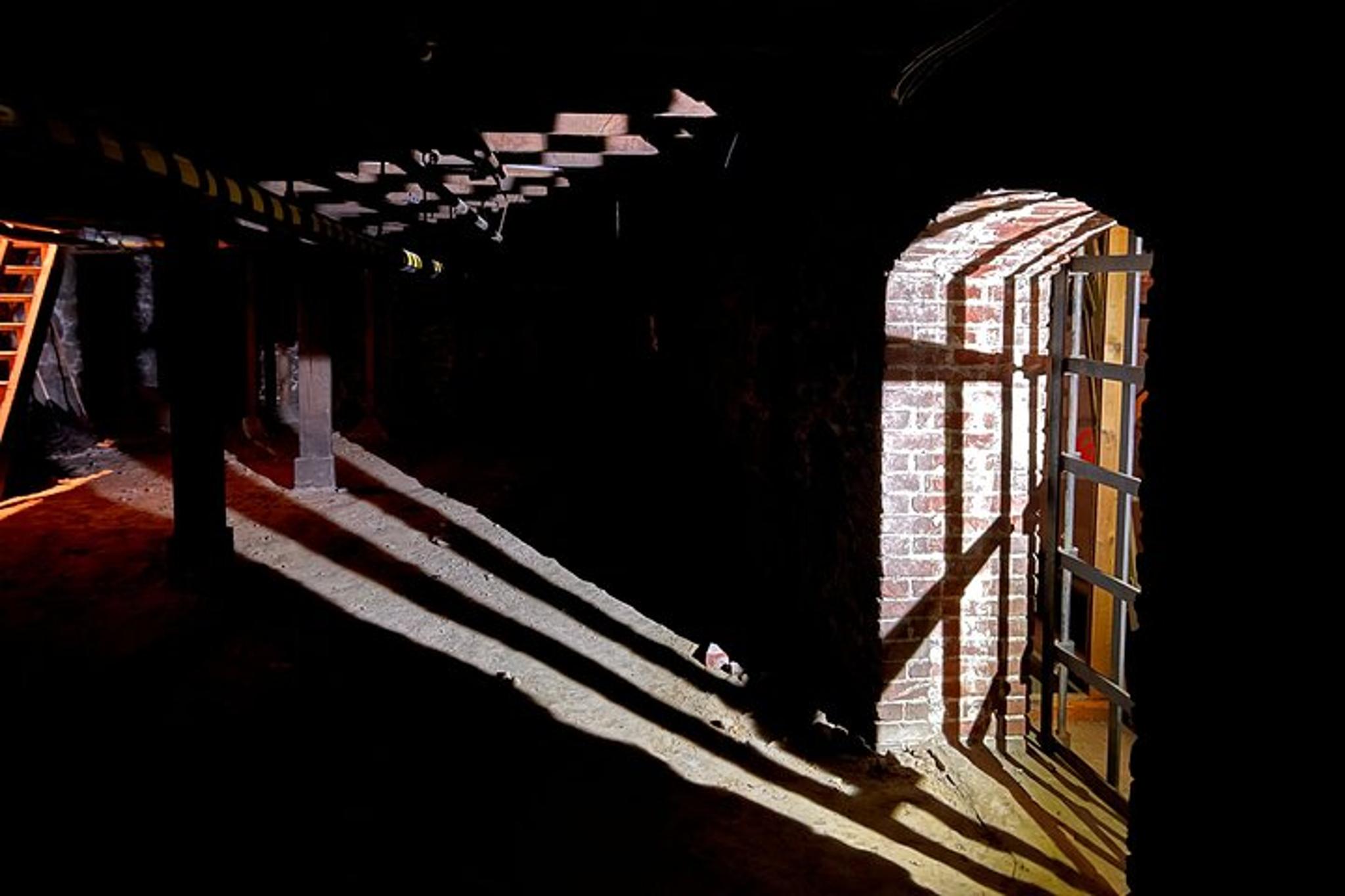 Portland Underground Shanghai Tunnel Tour with Brewery Tastings - Image 2