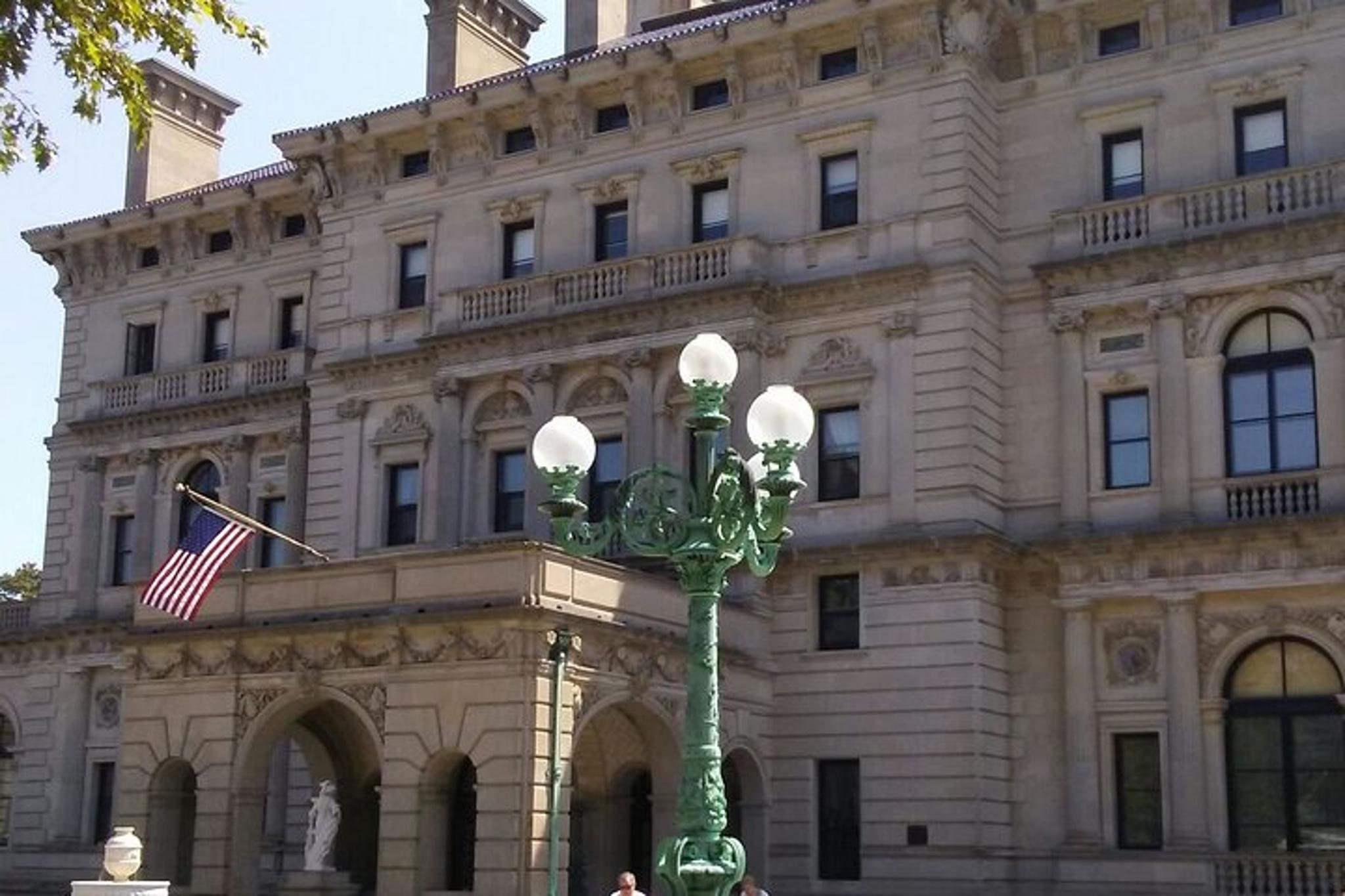 Newport Van Tour of Historic Highlights - Image 4