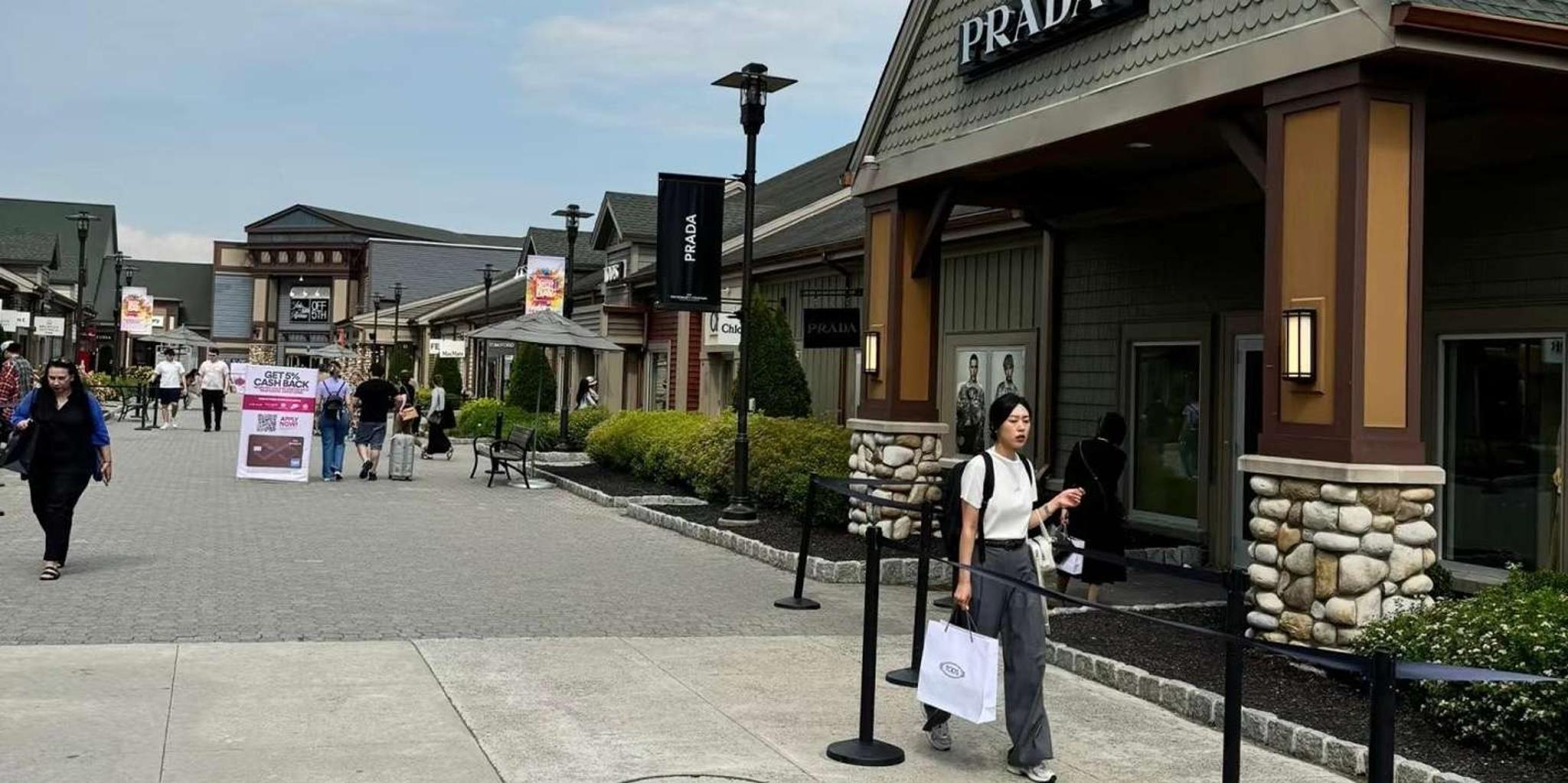 New York Private Transfer to Woodbury Common Outlets - Image 6