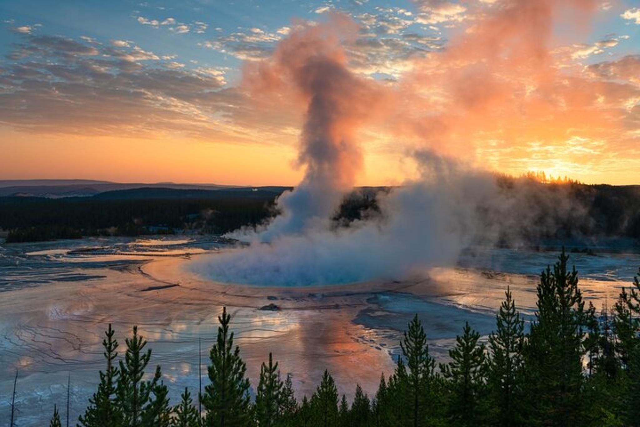 Yellowstone Grand Loop Tour - Image 5