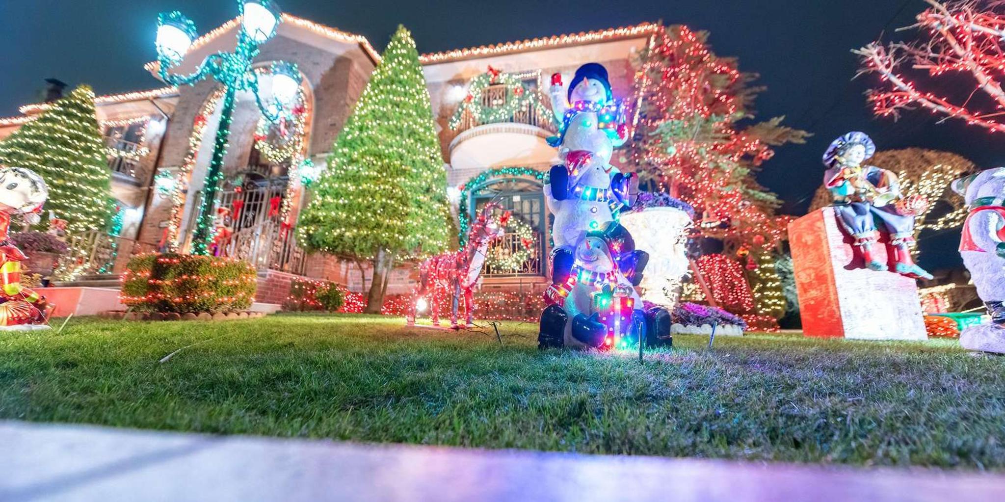 New York City Christmas Lights Tour in Dyker Heights - Image 6