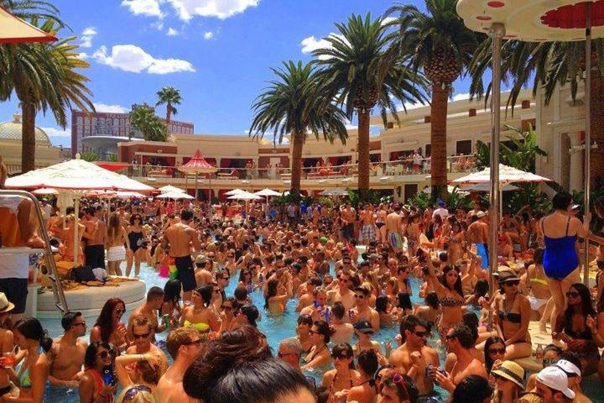 Las Vegas Pool Party Crawl by Party Bus - Image 6
