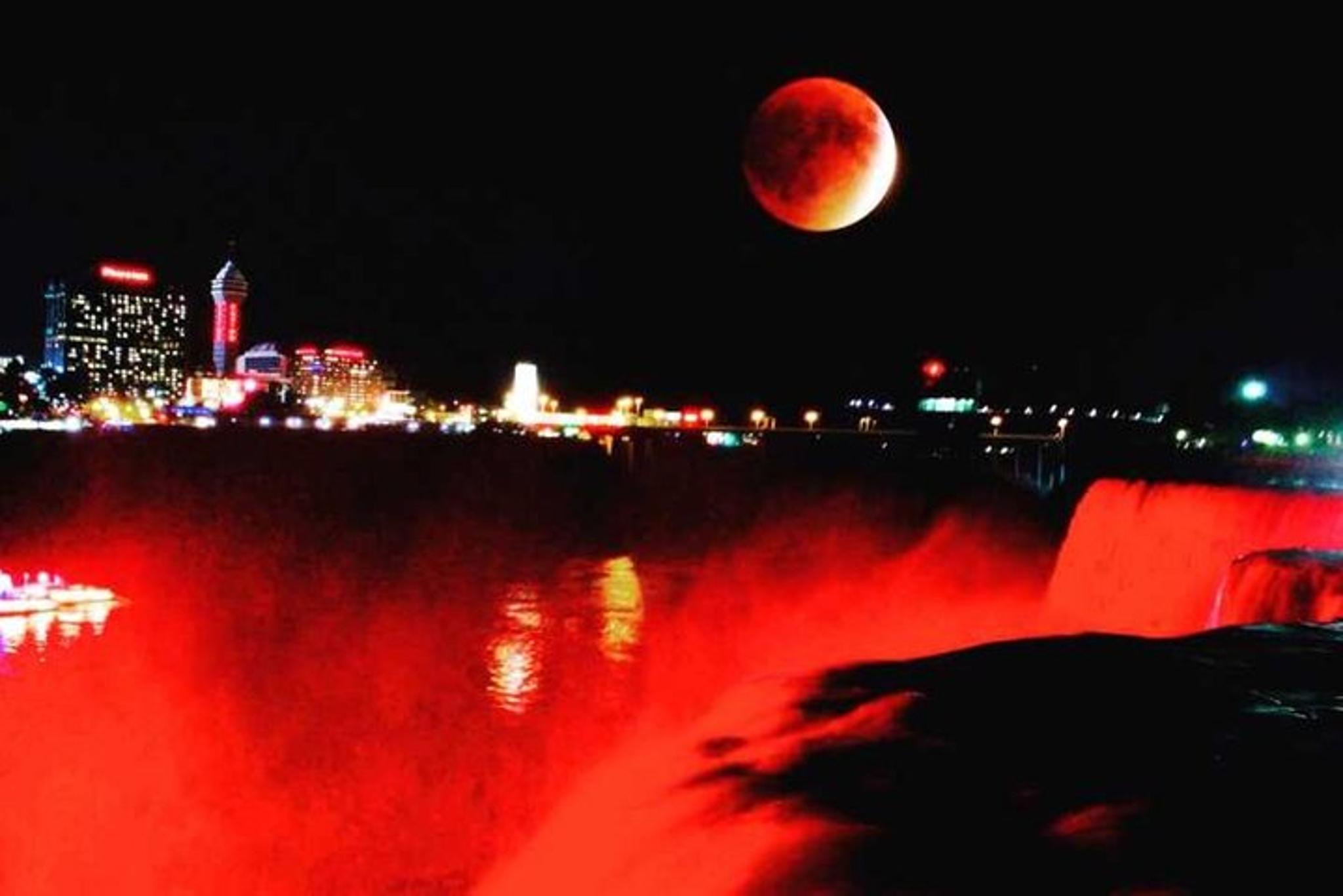 Niagara Falls Boat Ride and Light Show - Image 4