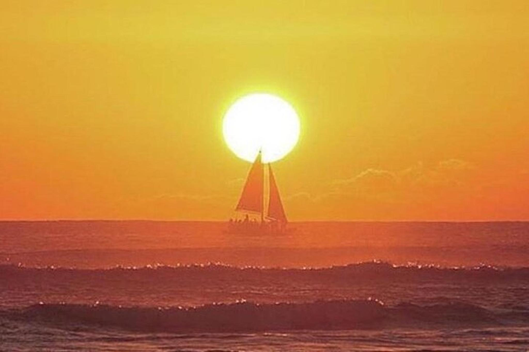 Honolulu Catamaran Sail at Sunset 90 min
