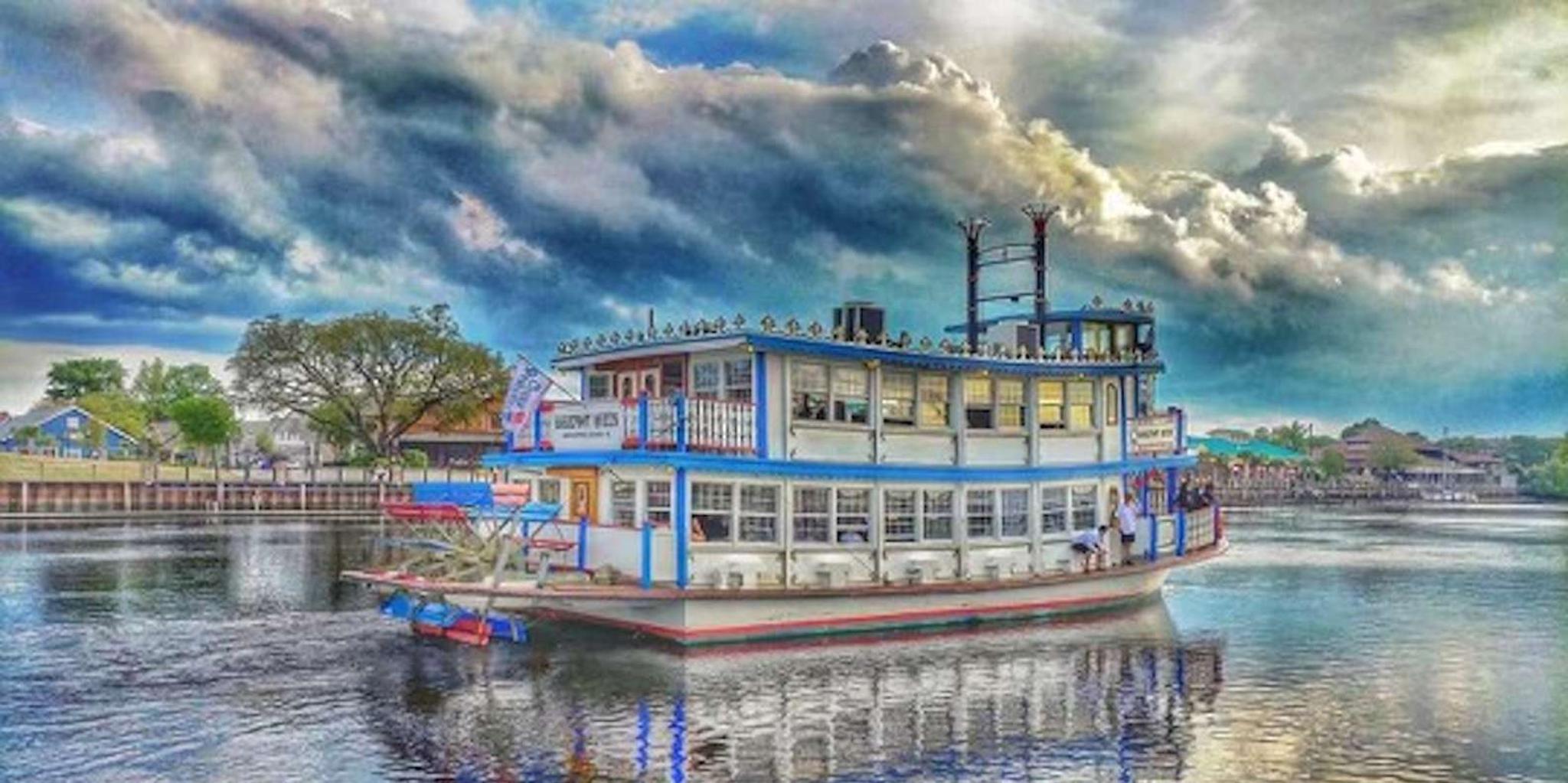 North Myrtle Beach Dinner Cruise on a Paddle Wheel Boat - Image 5
