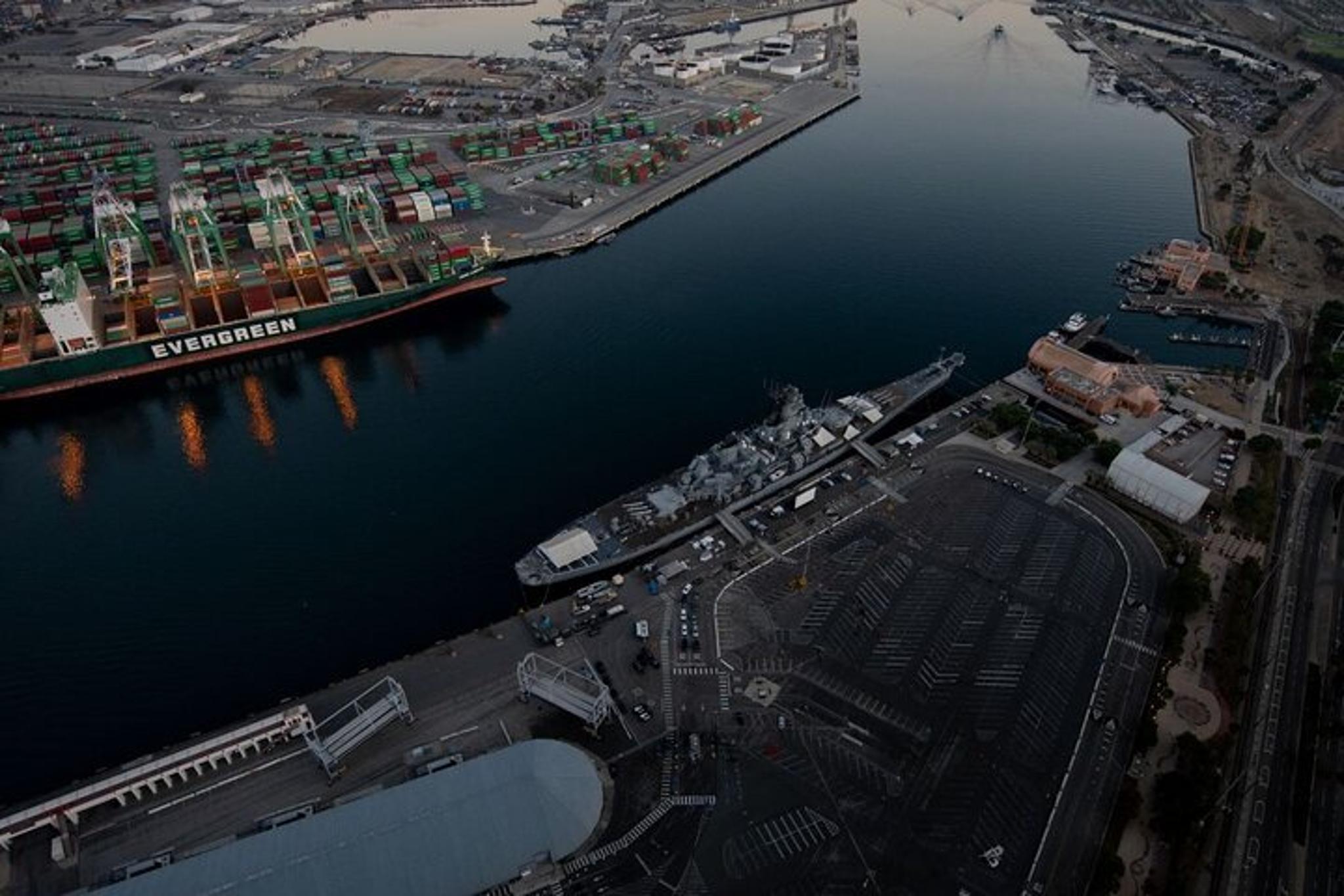 Long Beach Helicopter Tour Over Catalina and Queen Mary 15 min - Image 6